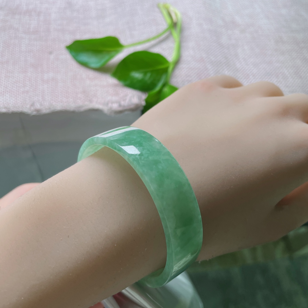 53.6/14/3.9，豆绿方镯，色如春芽，质若凝，佩戴舒适显白，ss50202a