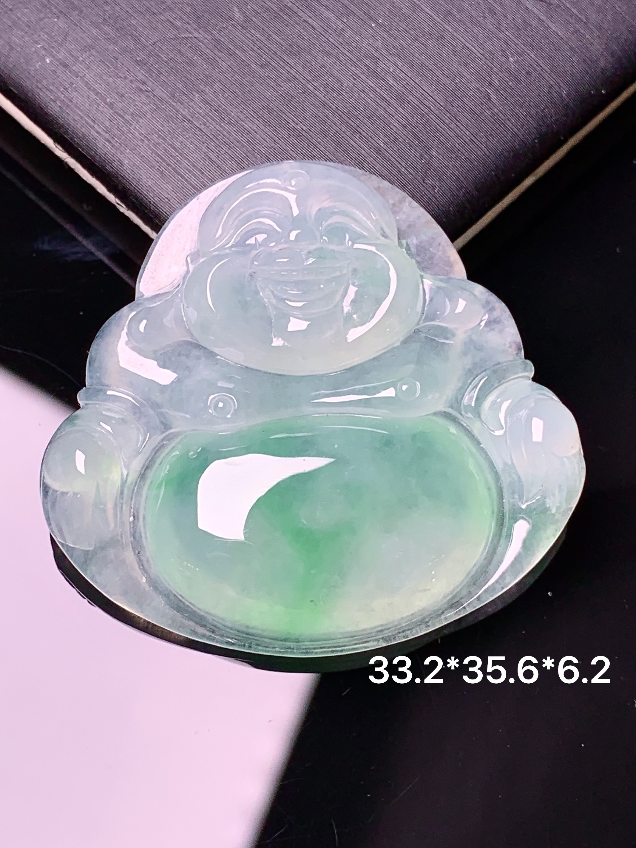 冰种飘绿佛公吊坠 玉质细腻 色泽艳丽清新 水润亮眼 整体尺寸33.2*35.6*6.2x1