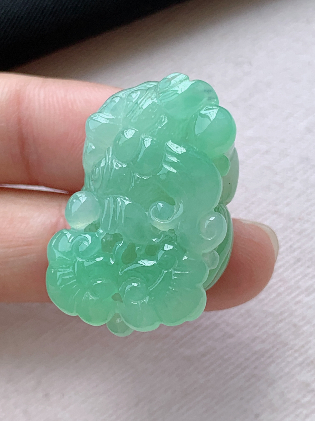 冰绿貔貅挂件
品相兼备  底子细腻，佩戴时尚百搭！