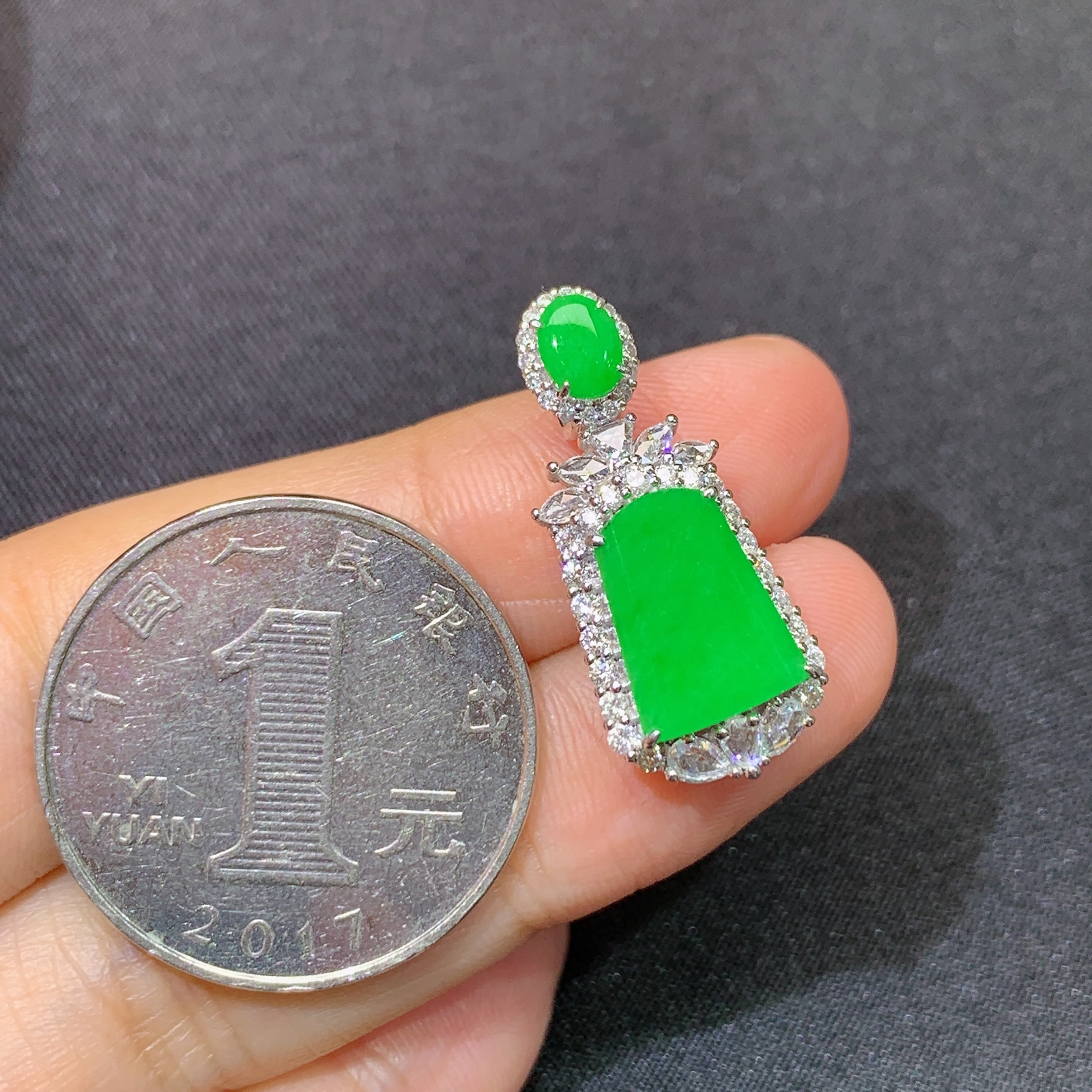 阳绿无事牌吊坠，18k金镶嵌，色泽鲜阳，种老水足 尺寸25.5*11.1*6.9