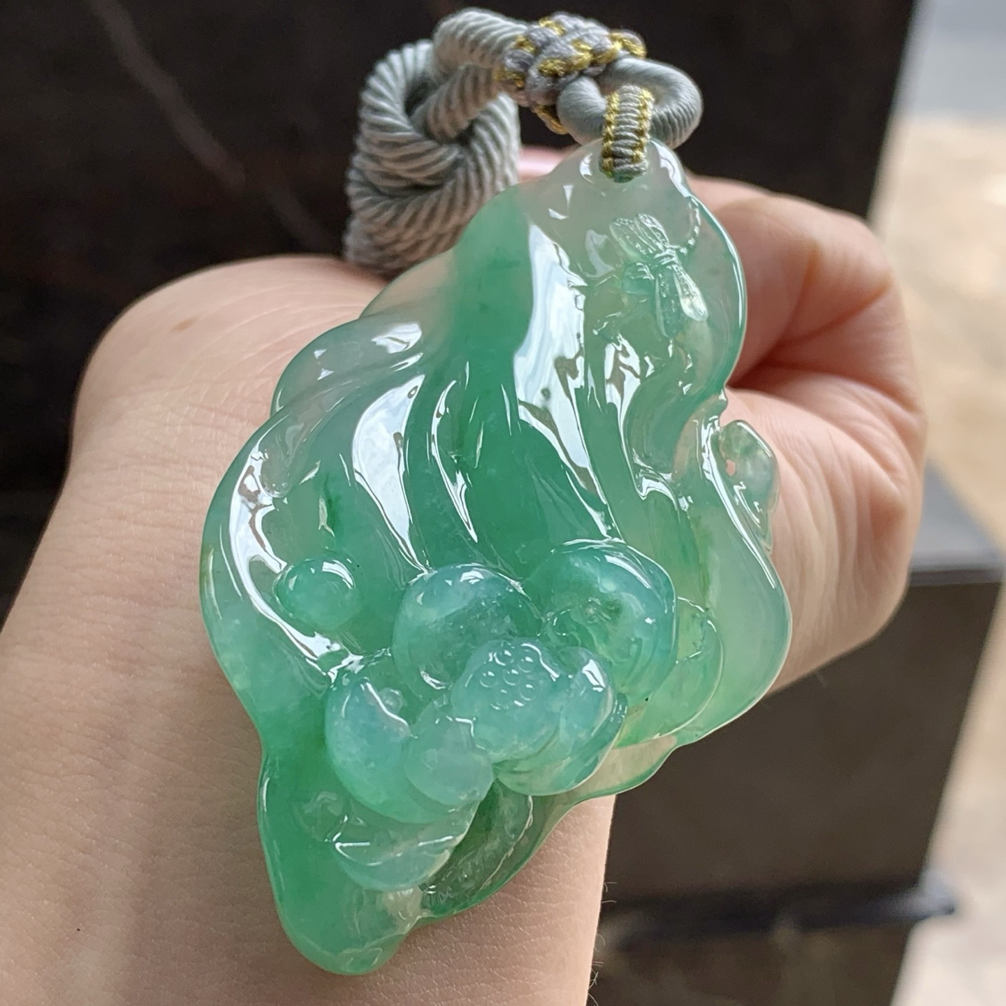 冰种果绿随形挂坠
种色俱佳 厚装品相好