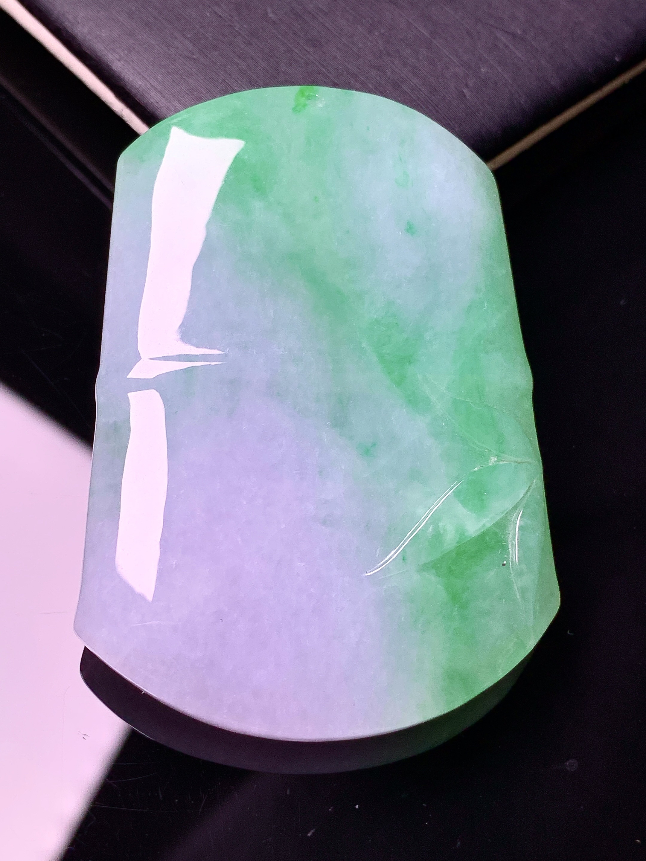 淡紫罗兰飘绿竹节牌吊坠 玉质细腻 色泽艳丽清新 水润亮眼 整体尺寸52*37.2*6.6g2