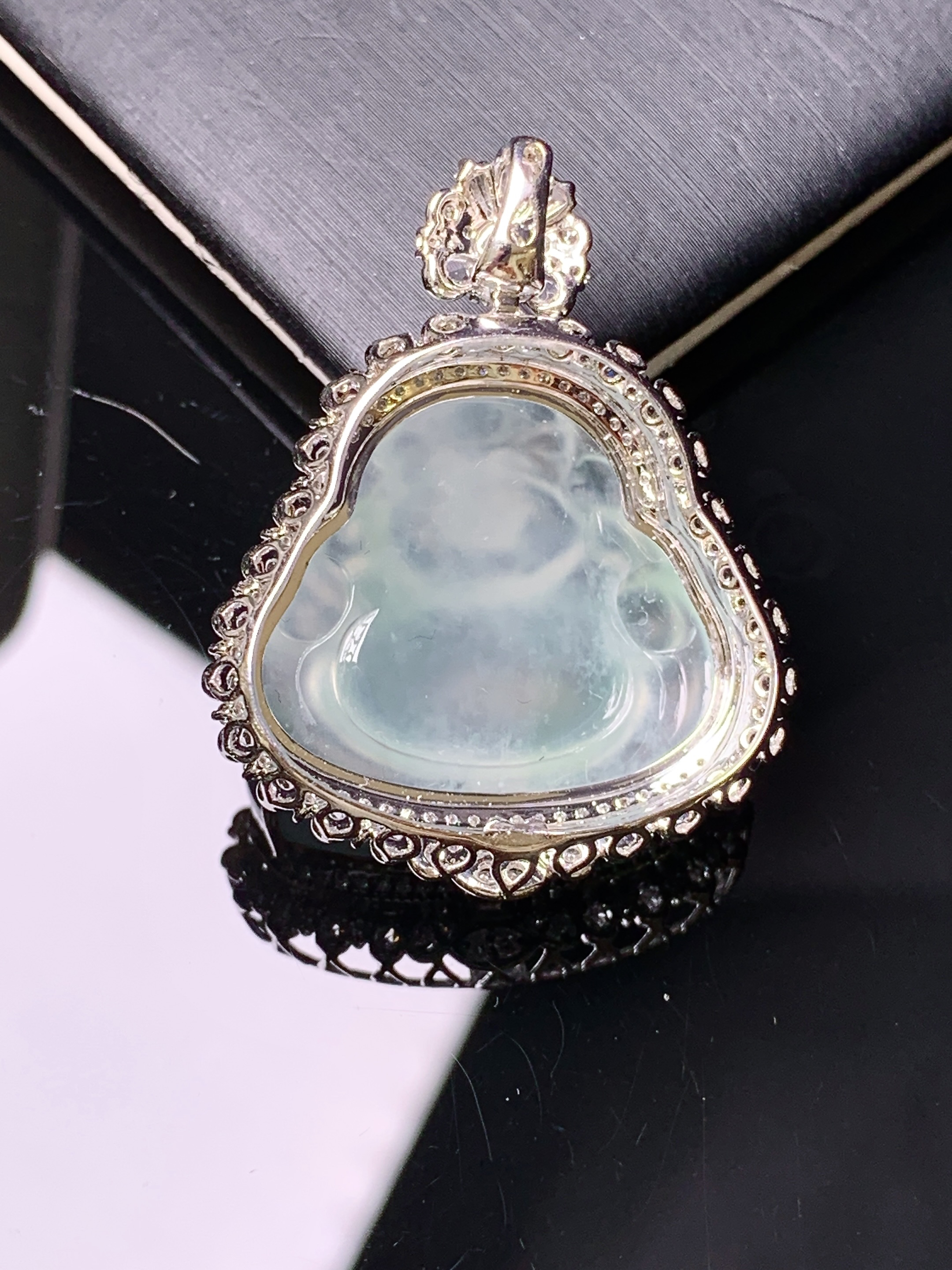 18k金钻镶嵌冰种财神吊坠 玉质细腻 色泽艳丽清新 水润亮眼 整体尺寸34.8*27.2*13.8g2