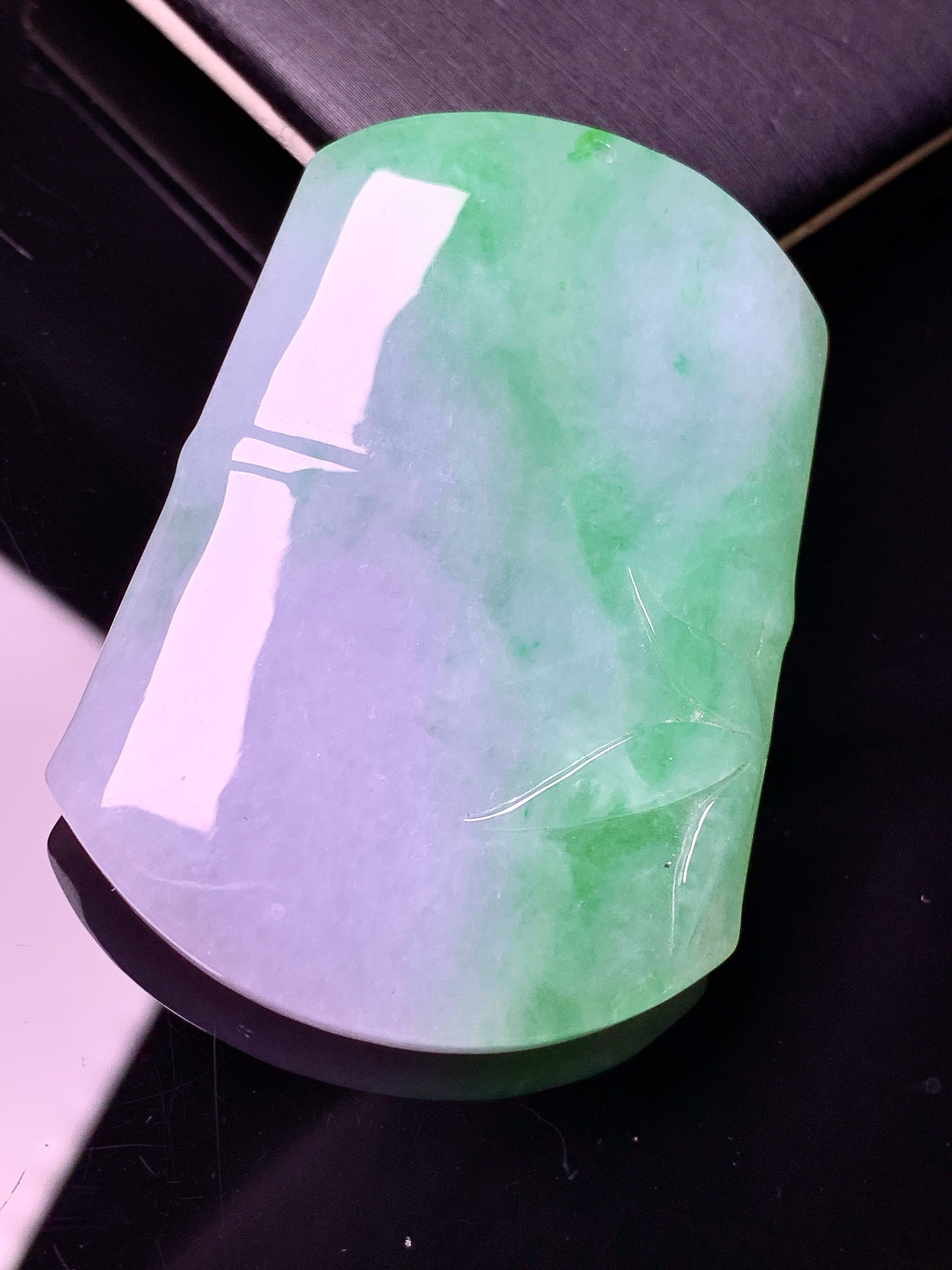 淡紫罗兰飘绿竹节牌吊坠 玉质细腻 色泽艳丽清新 水润亮眼 整体尺寸52*37.2*6.6g2