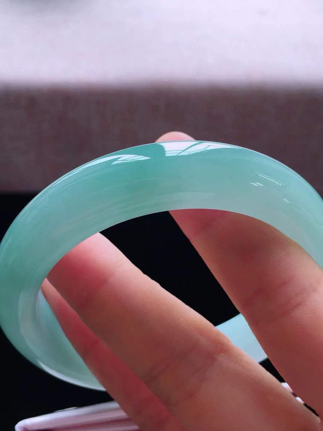 【翡翠名称】老种冰蓝绿58.3正圈口手镯
【翡翠尺寸】58.3*12.8*9mm适合57-59.5正圈口佩戴
【翡翠描述】宝贝种老水足，玉质细腻，色泽靓丽，性价比高，佩戴效果好！
【其它赠送】权威证书/精美挂绳盒子/支持全国复检