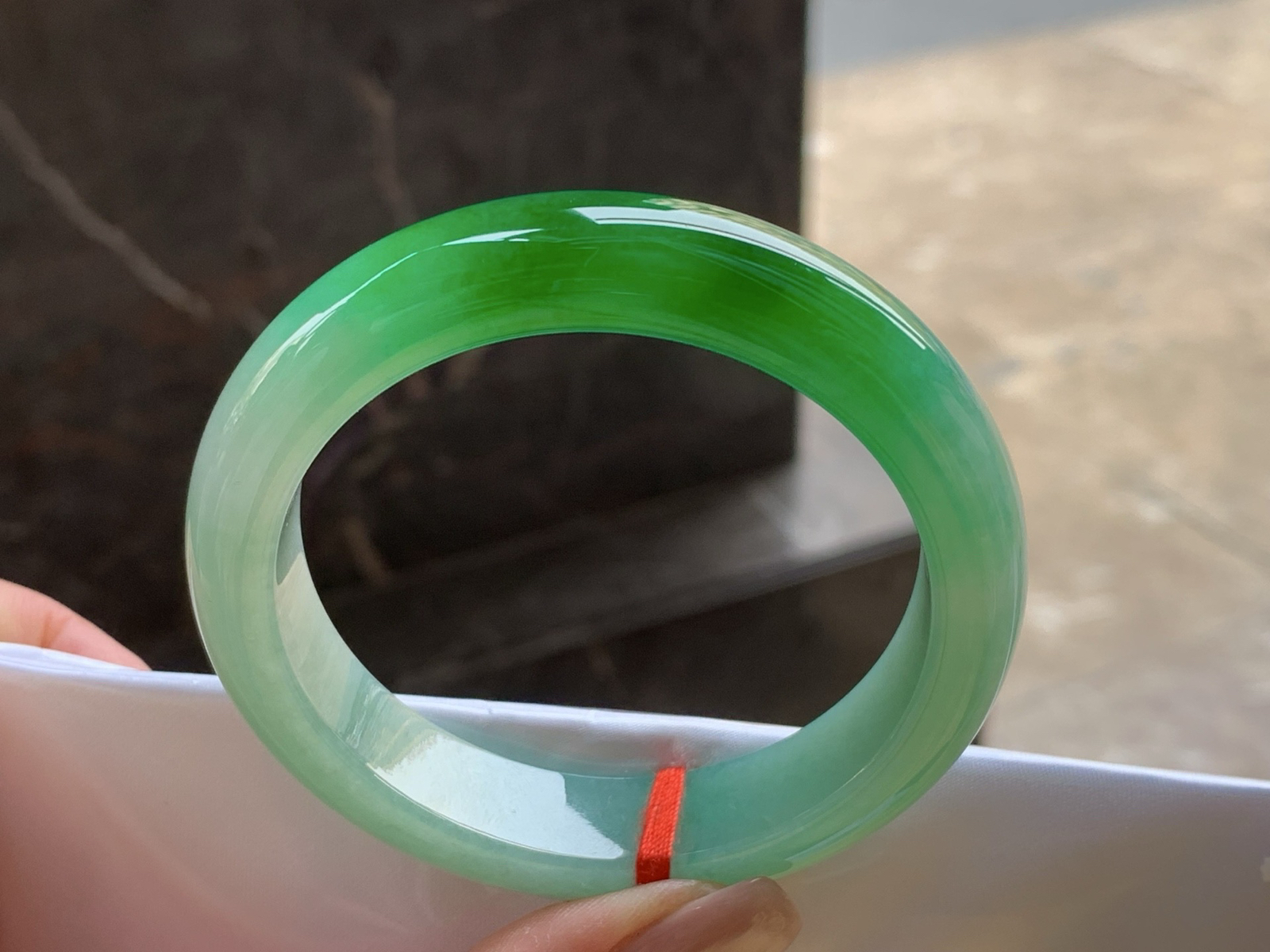 辣绿手镯
颜色漂亮 55.7/13/8.7mm