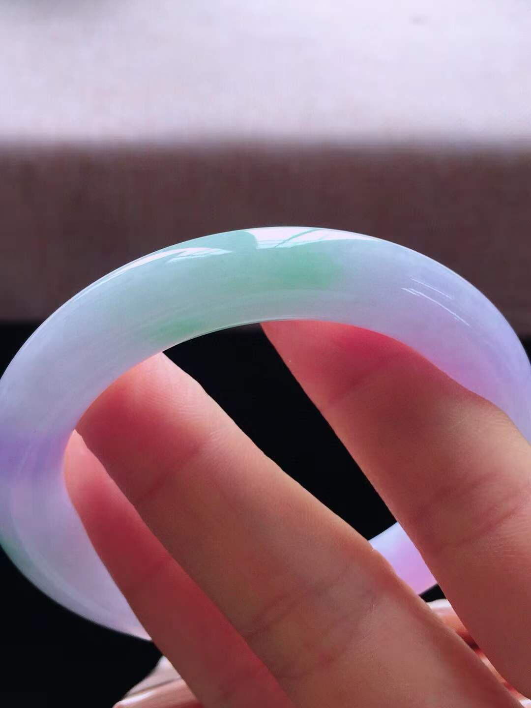 【翡翠名称】老种春带彩52.3圈口圆条手镯
【翡翠尺寸】52.3*9.8*10mm适合52-55正圈口佩戴
【翡翠描述】宝贝种老水足，玉质细腻，色泽靓丽，性价比高，佩戴效果好！
【其它赠送】权威证书/精美挂绳盒子/支持全国复检