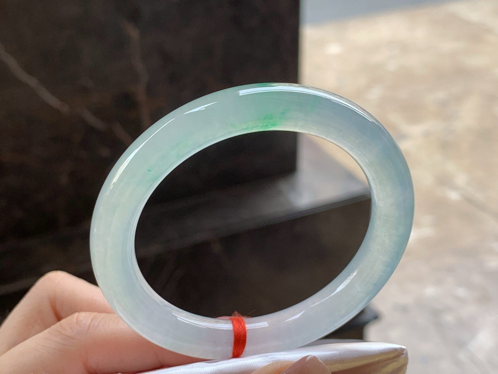 冰种飘色福镯
种老水足 52.7/9.2mm