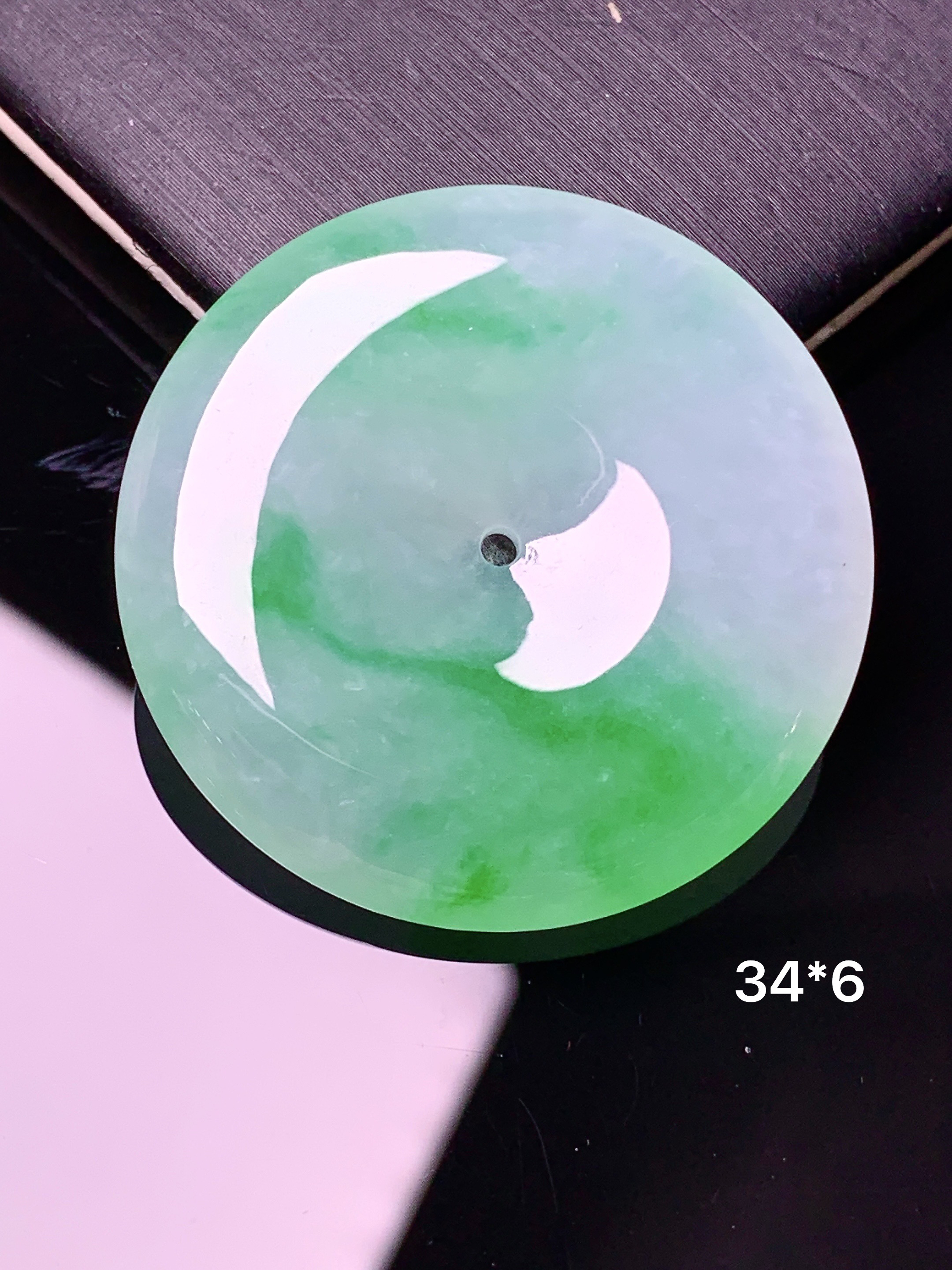 飘绿平安扣吊坠 玉质细腻 色泽艳丽清新 水润亮眼 整体尺寸34*6x1