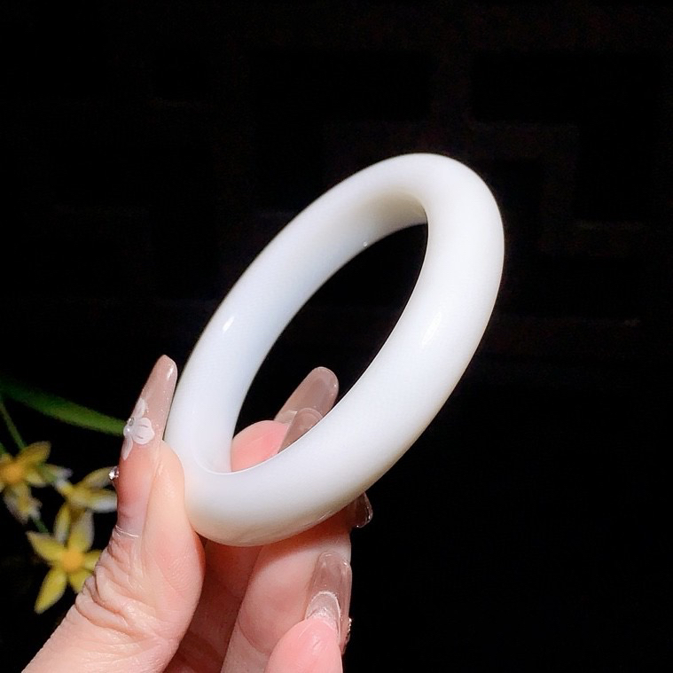 和田玉55圈口白玉手镯！玉质细腻油润 底色纯净 无裂无杂 脂粉好，品质高