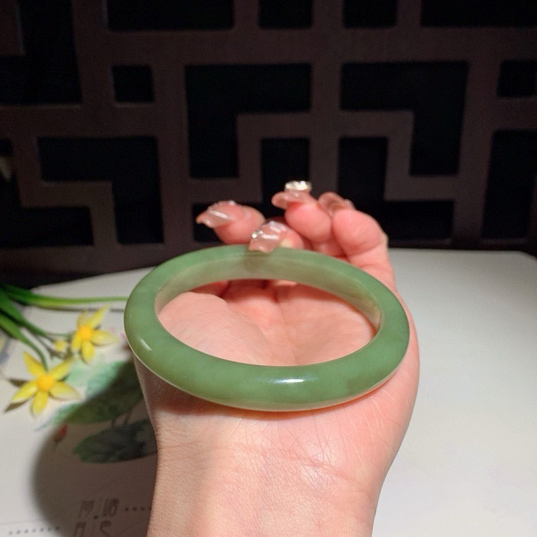 和田玉60圈口黄口料手镯！玉质细腻油润 底色纯净 无裂无黑 脂粉好，品质好！