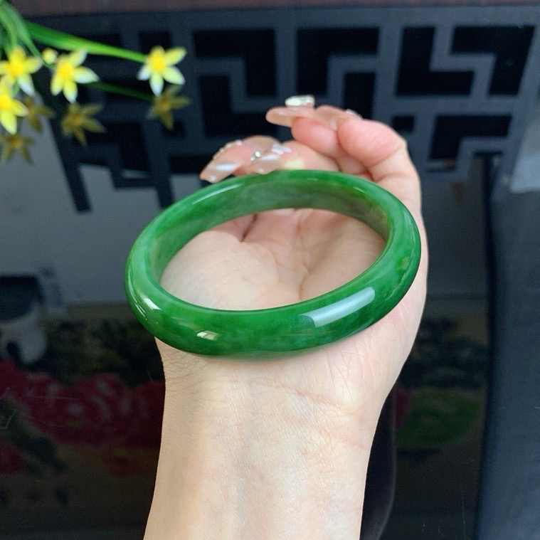 和田玉碧玉62.5圈口阳绿色碧玉手镯！玉质细腻油润 底色纯净 无裂无杂 脂粉好，品质高。
