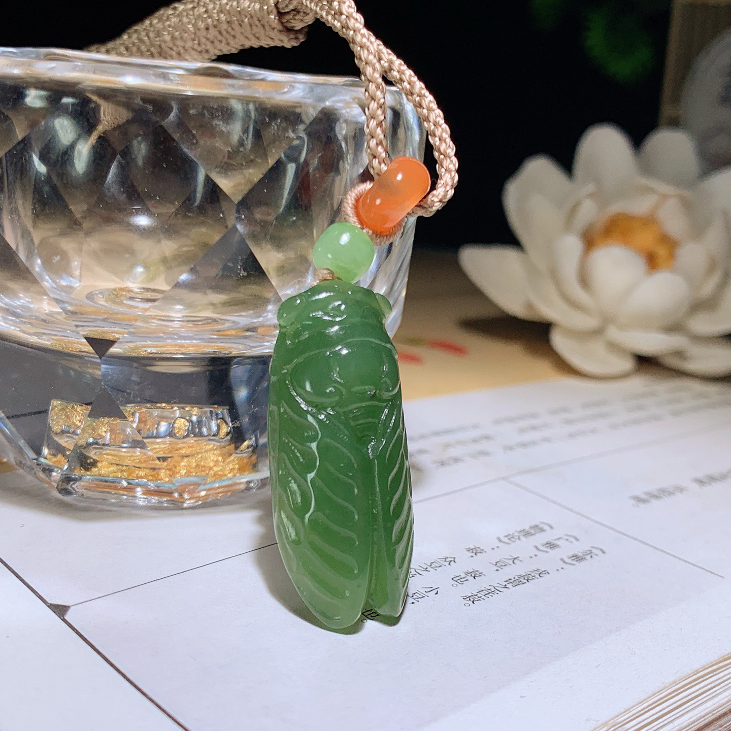 和田玉阳绿俄罗斯碧玉一鸣惊人挂件。尺寸34/15/10重10克 玉质细腻油润。手推出油。品相大气 lt260401