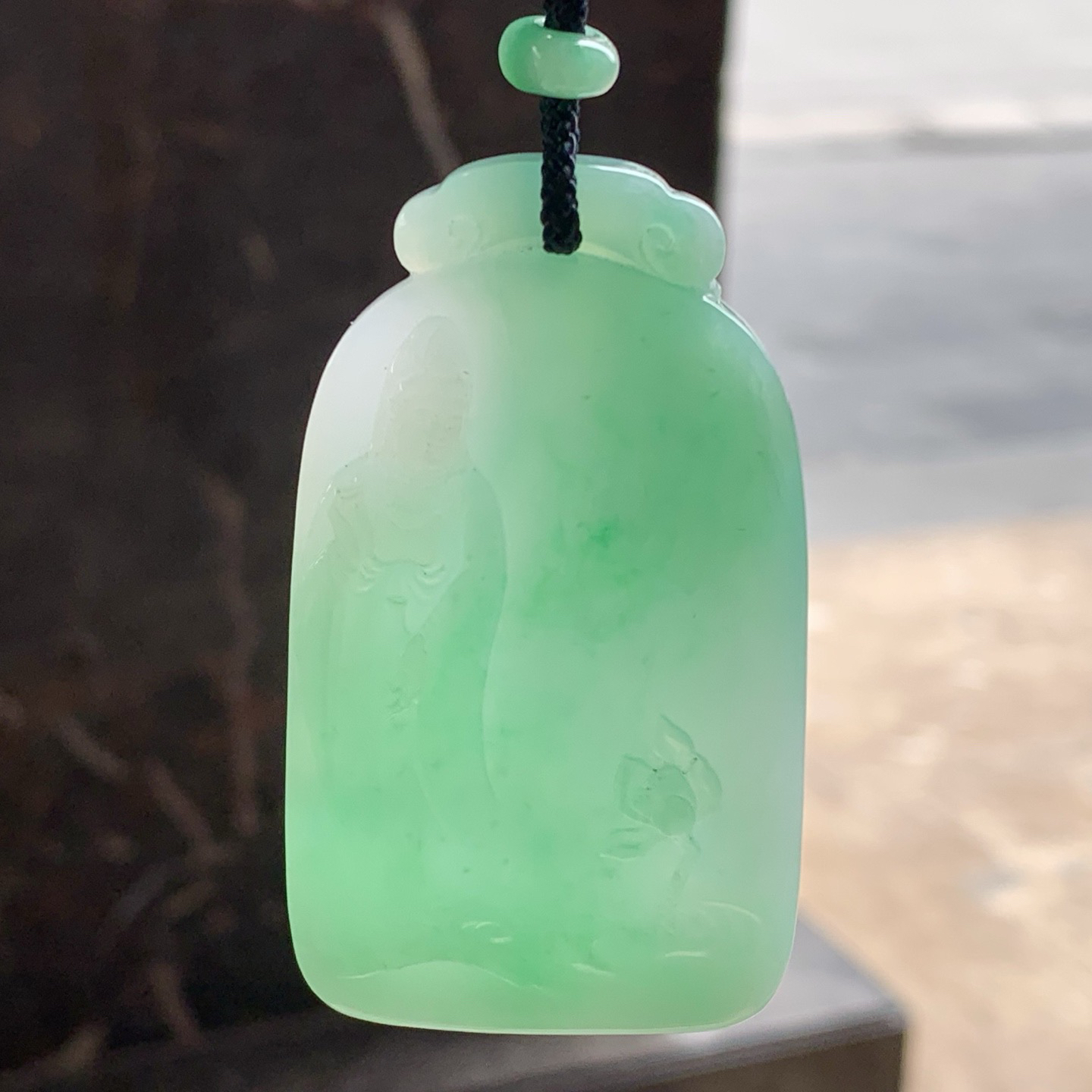 果阳绿观音牌
颜色漂亮 玉质细腻