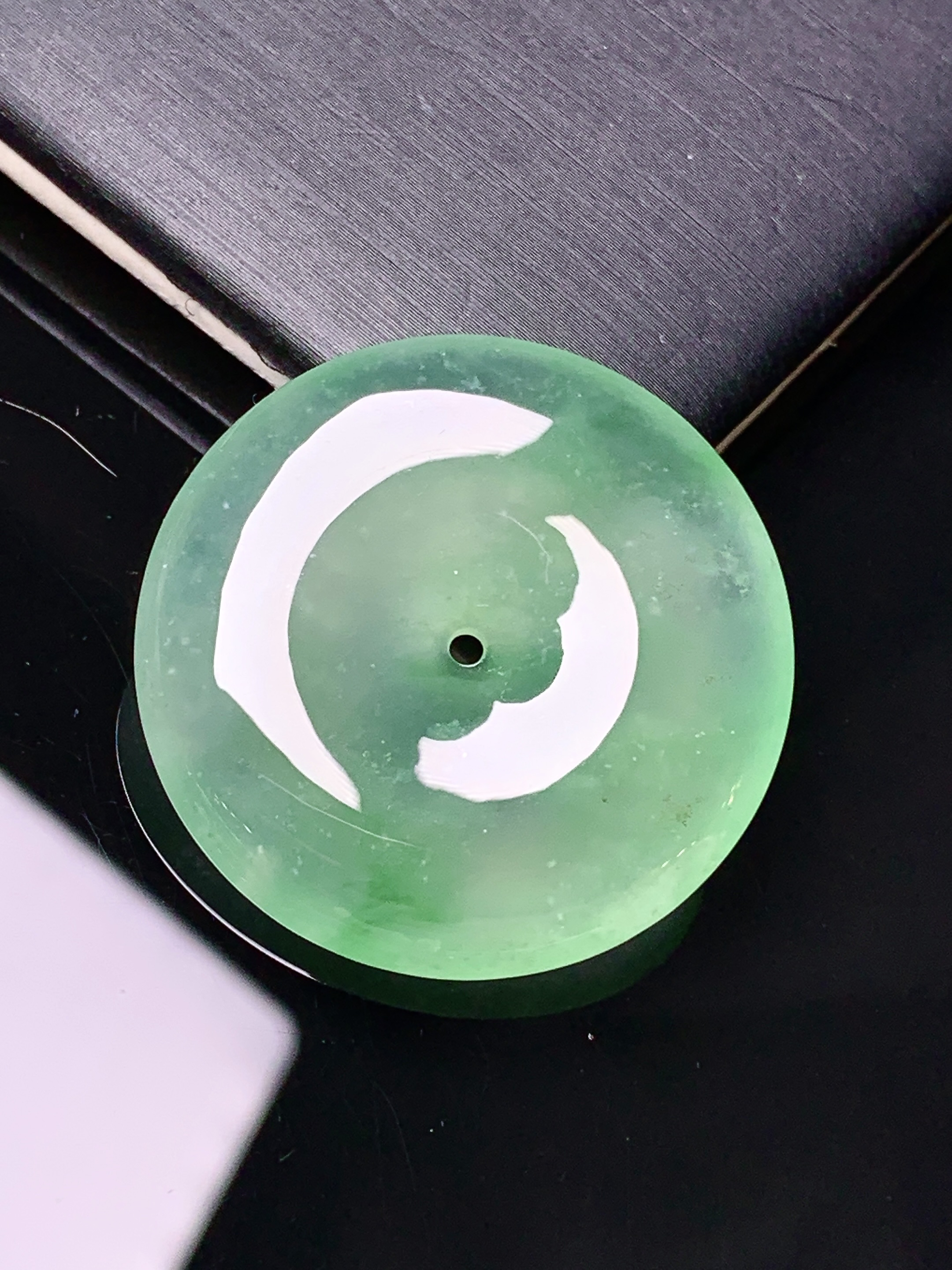 冰种翠绿平安扣吊坠 玉质细腻 色泽艳丽清新 水润亮眼 整体尺寸30.2*6b12