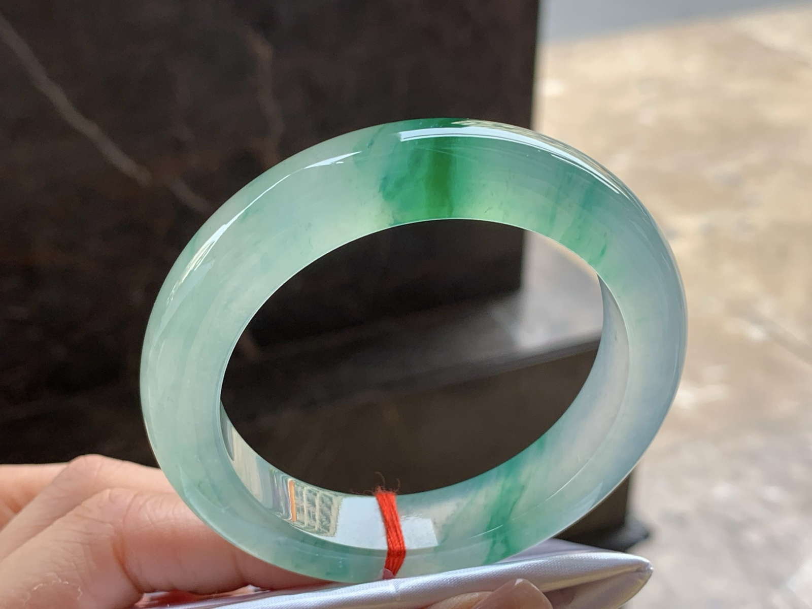 冰种色花手镯
种老水足 53.7/12.6/9.7mm