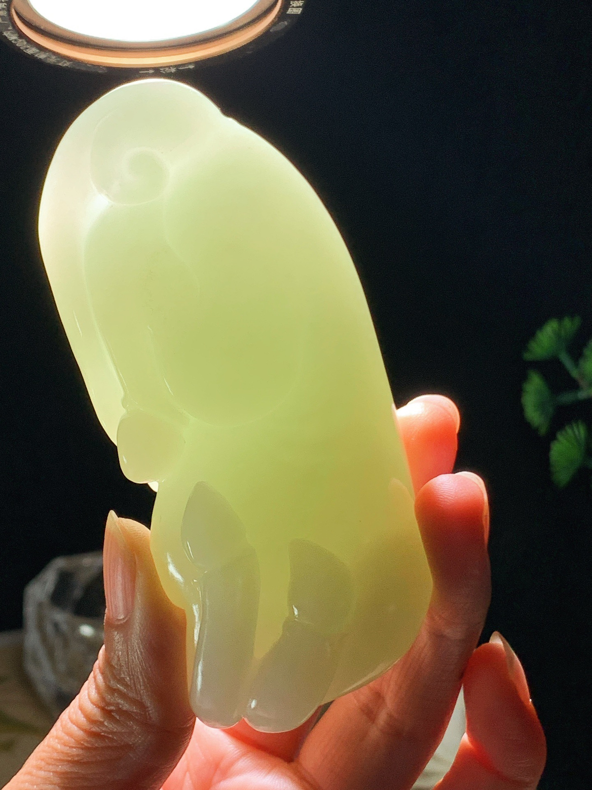 新疆和田玉一马当先马把件！尺寸96/43/40重223克 玉质细腻油润 底色纯净 脂粉好，品质好。lt260401