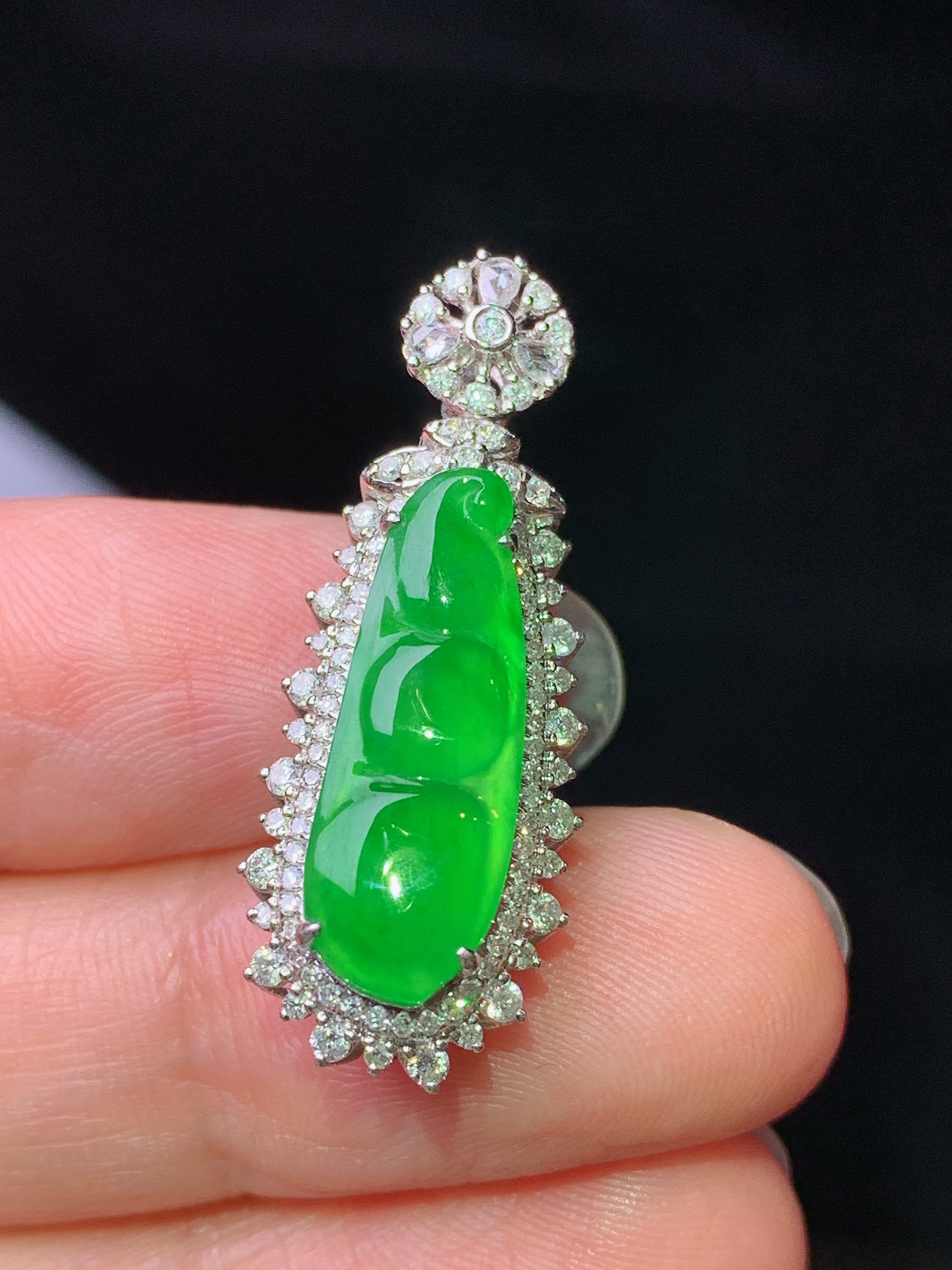 18k金钻镶嵌满绿四季豆吊坠 玉质细腻 色泽艳丽清新 水润亮眼 整体尺寸30.8*11.8*9g2