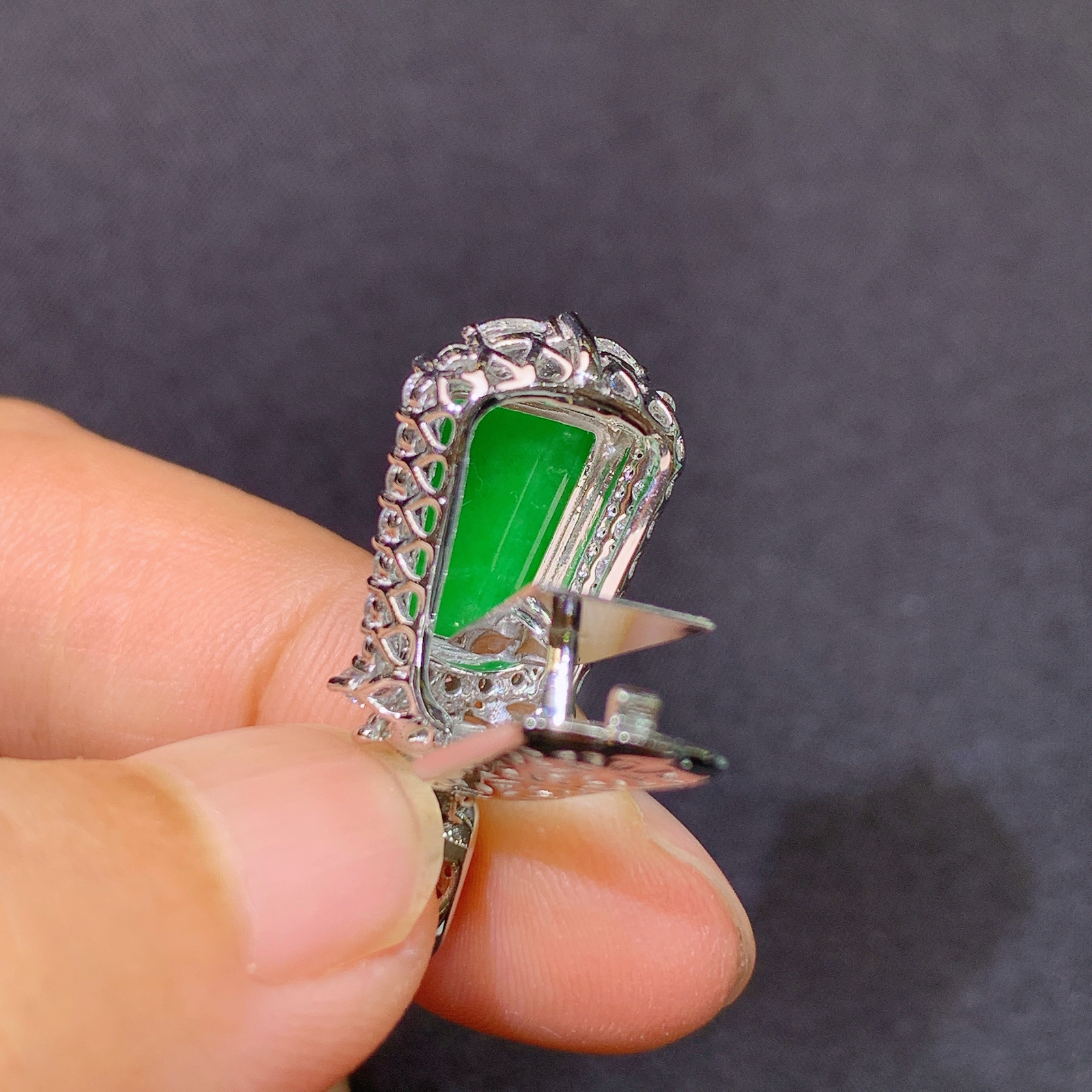 阳绿无事牌吊坠，18k金镶嵌，色泽鲜阳，种老水足 尺寸25.5*11.1*6.9