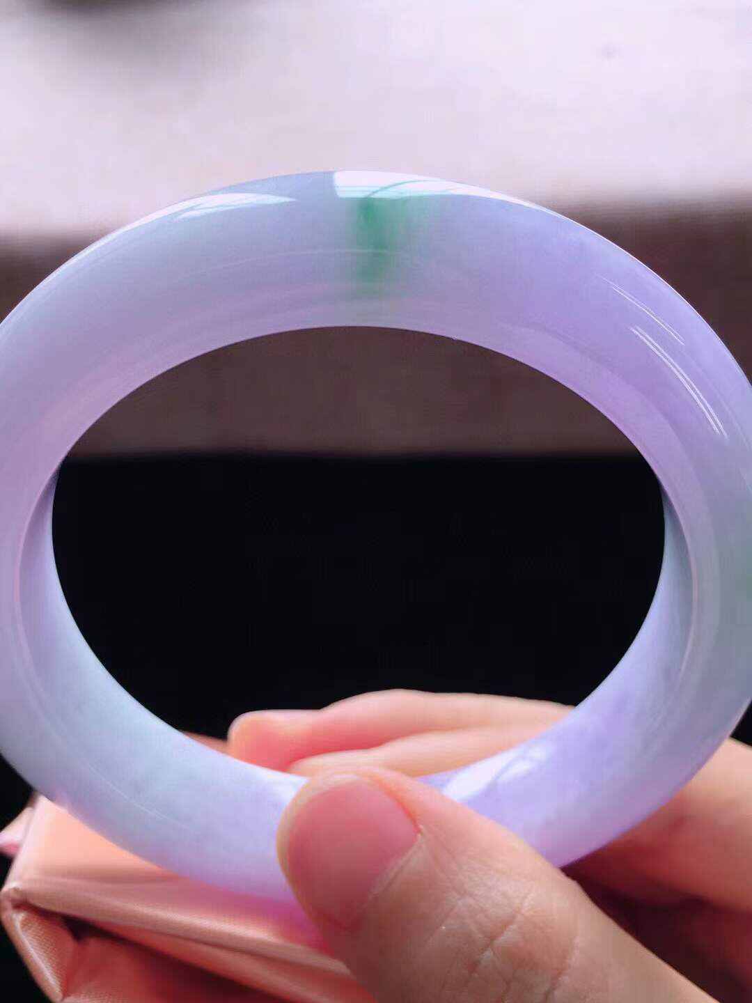 【翡翠名称】老种春带彩飘绿57.2正圈口手镯
【翡翠尺寸】57.2*12.5*9.8mm适合56-58.5正圈口佩戴
【翡翠描述】宝贝种老水足，玉质细腻，色泽靓丽，性价比高，佩戴效果好！
【其它赠送】权威证书/精美挂绳盒子/支持全国复检