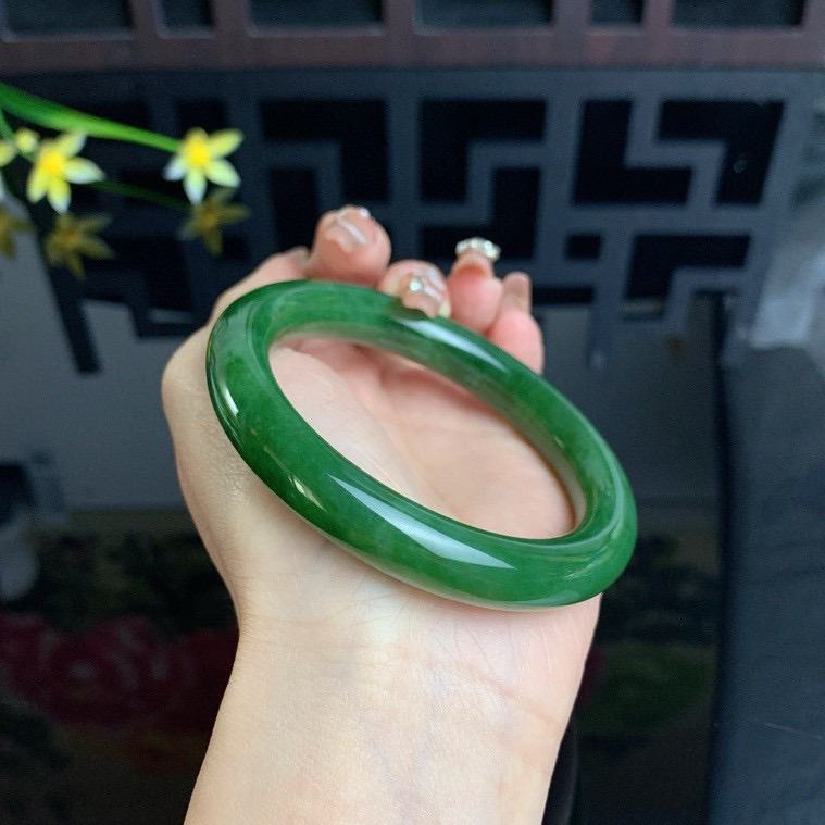 和田玉59圈口菠菜绿肥圆条碧玉手镯！玉质细腻油润 底色纯净 无裂无杂 脂粉好，品质高。
