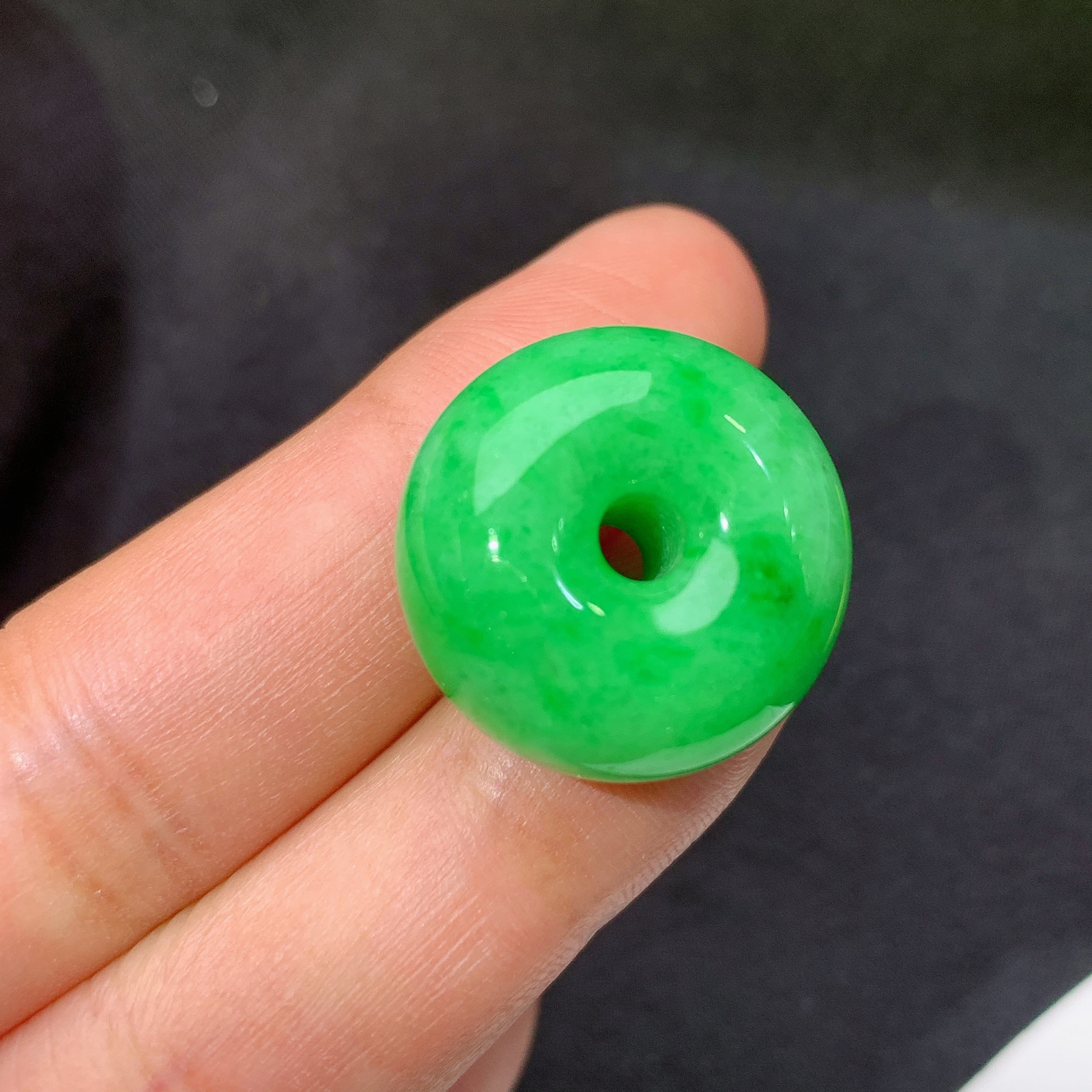 阳绿平安扣，镶嵌佳品，冰润细腻，色阳，种水足 Hon 尺寸20.1*12.1