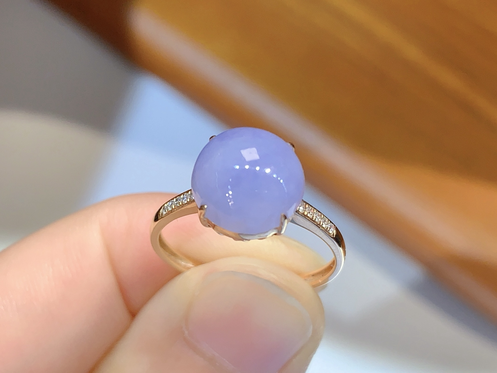 温柔紫翡蛋面戒指 
浓紫温润，白钻点缀 气质绝了～