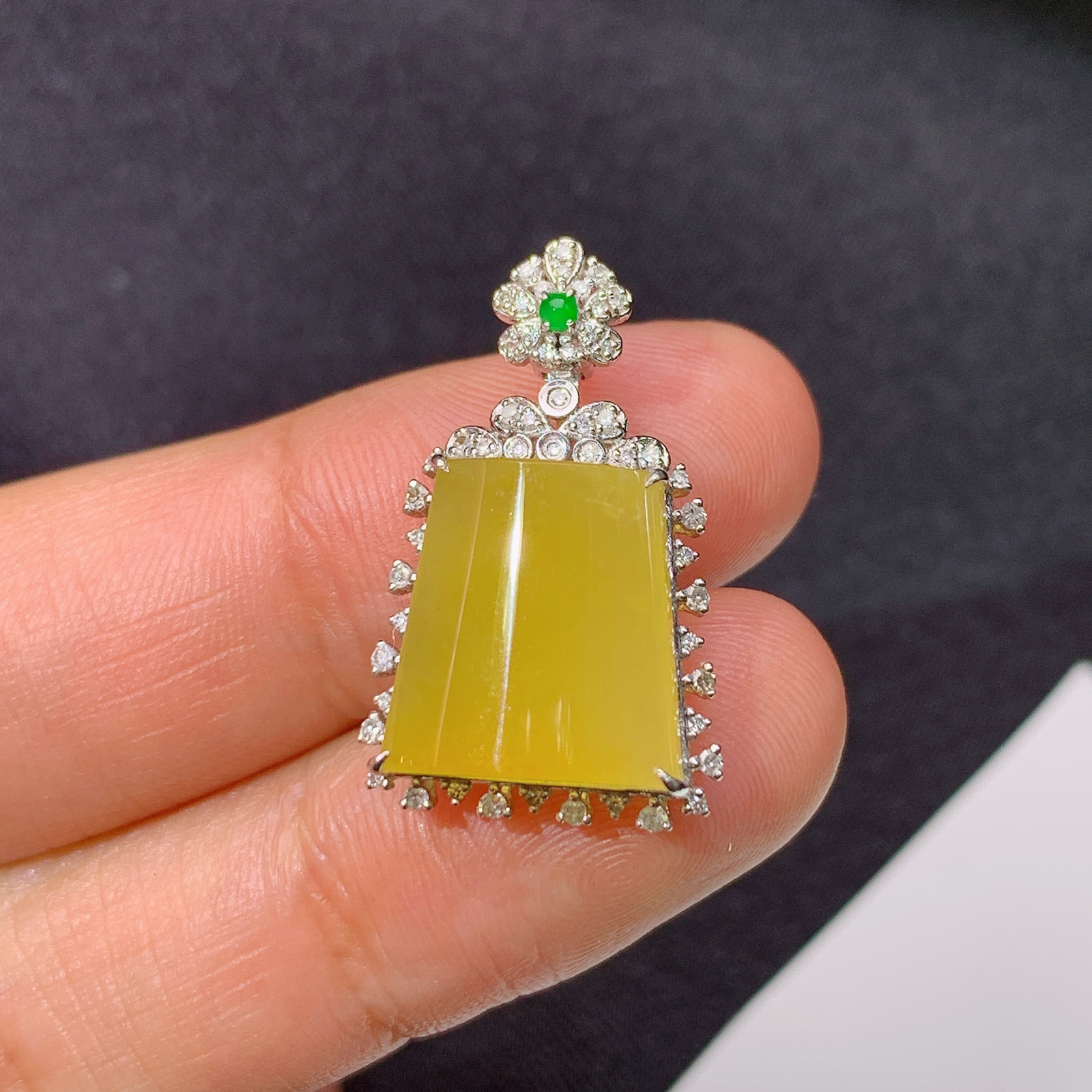 冰黄翡无事牌吊坠，18k金镶嵌，冰透水润，颜色鲜艳，M002 尺寸23.8*14.8*7.3