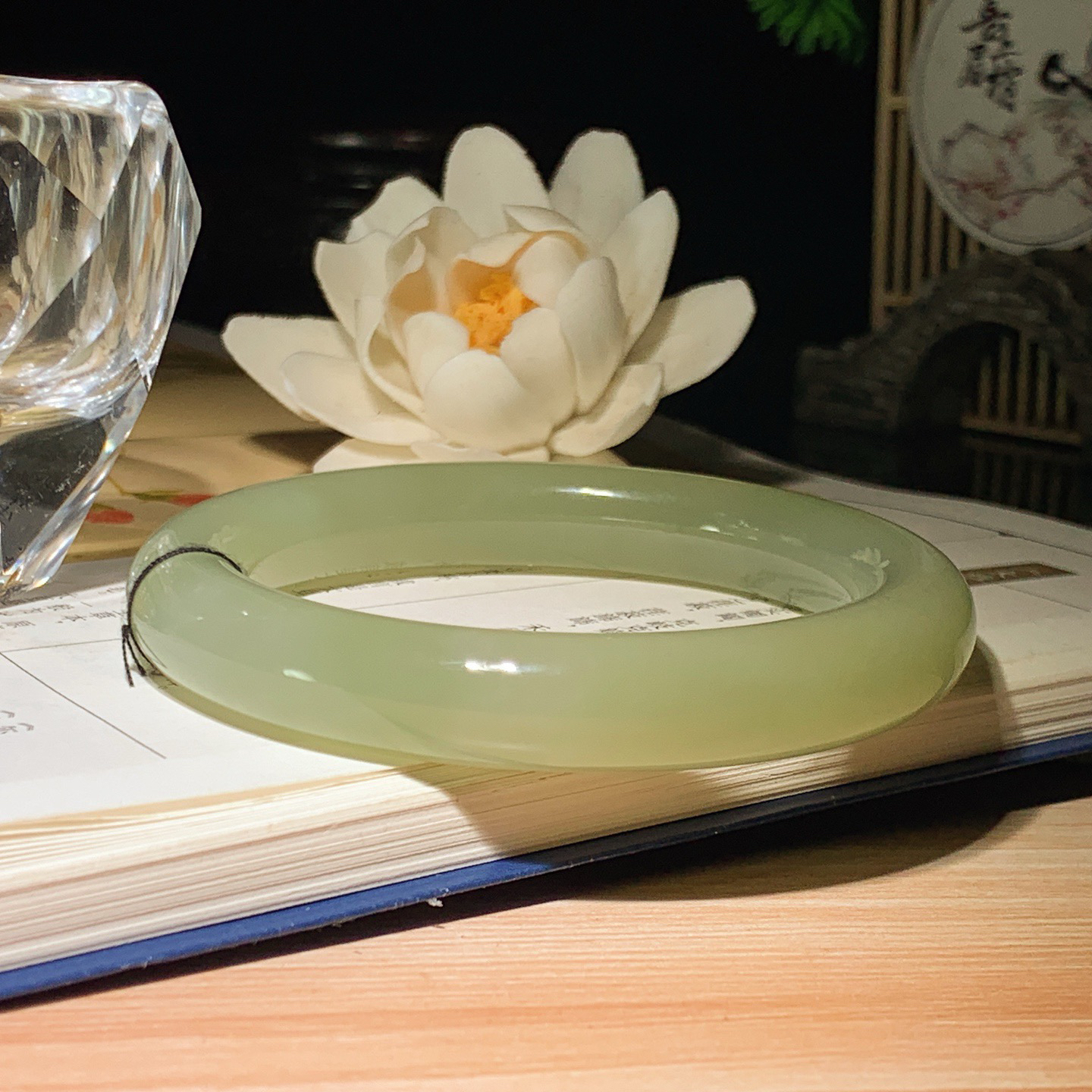 56圈口 和田玉清水手镯 56圈口条宽11玉质细腻油润。手推出油。佩戴高端典雅。lt260401