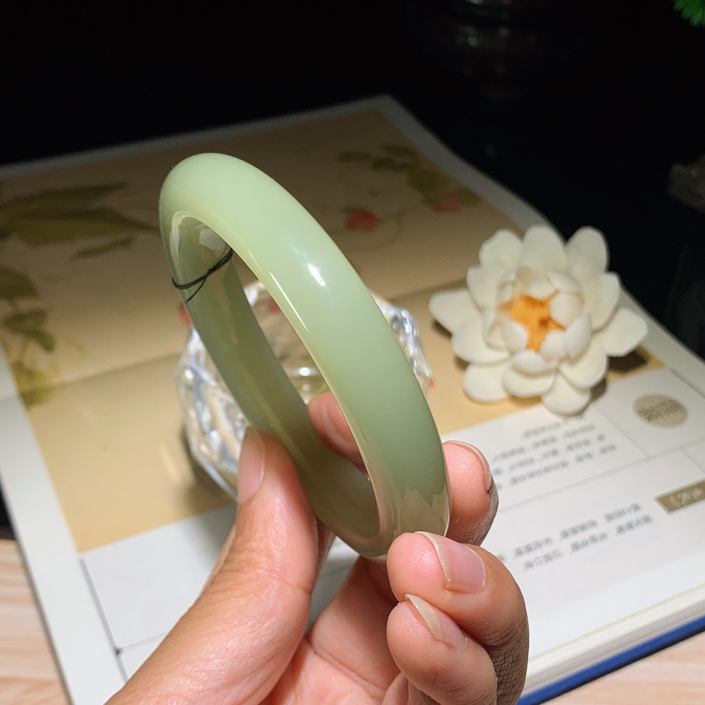 57圈口 和田玉清水手镯 57圈口条宽12厚9重49.8克！玉质细腻油润。手推出油。佩戴高端典雅。l