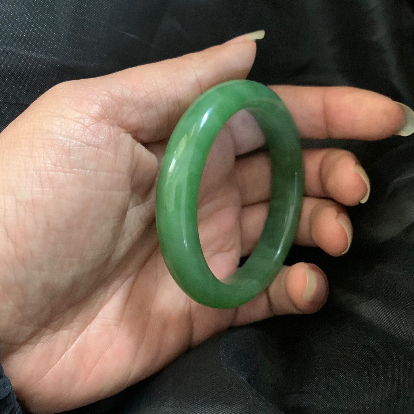 54.5圈口和田玉碧玉冰底果绿色手镯，和田玉54.5圈口碧玉手镯，镯型古朴典雅。在诗情画意的雨巷相遇，你是我腕间的一抹风情，有你眸有深情.清风荡漾湖间静水，我愿俯身低眉，在烟波涟漪处寻