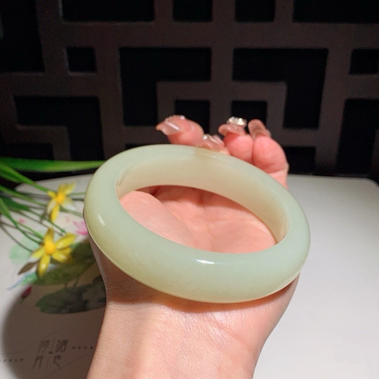 和田玉62.9圈口黄口料宽版手镯！玉质细腻油润 底色纯净 无裂无杂 脂粉好，品质好！