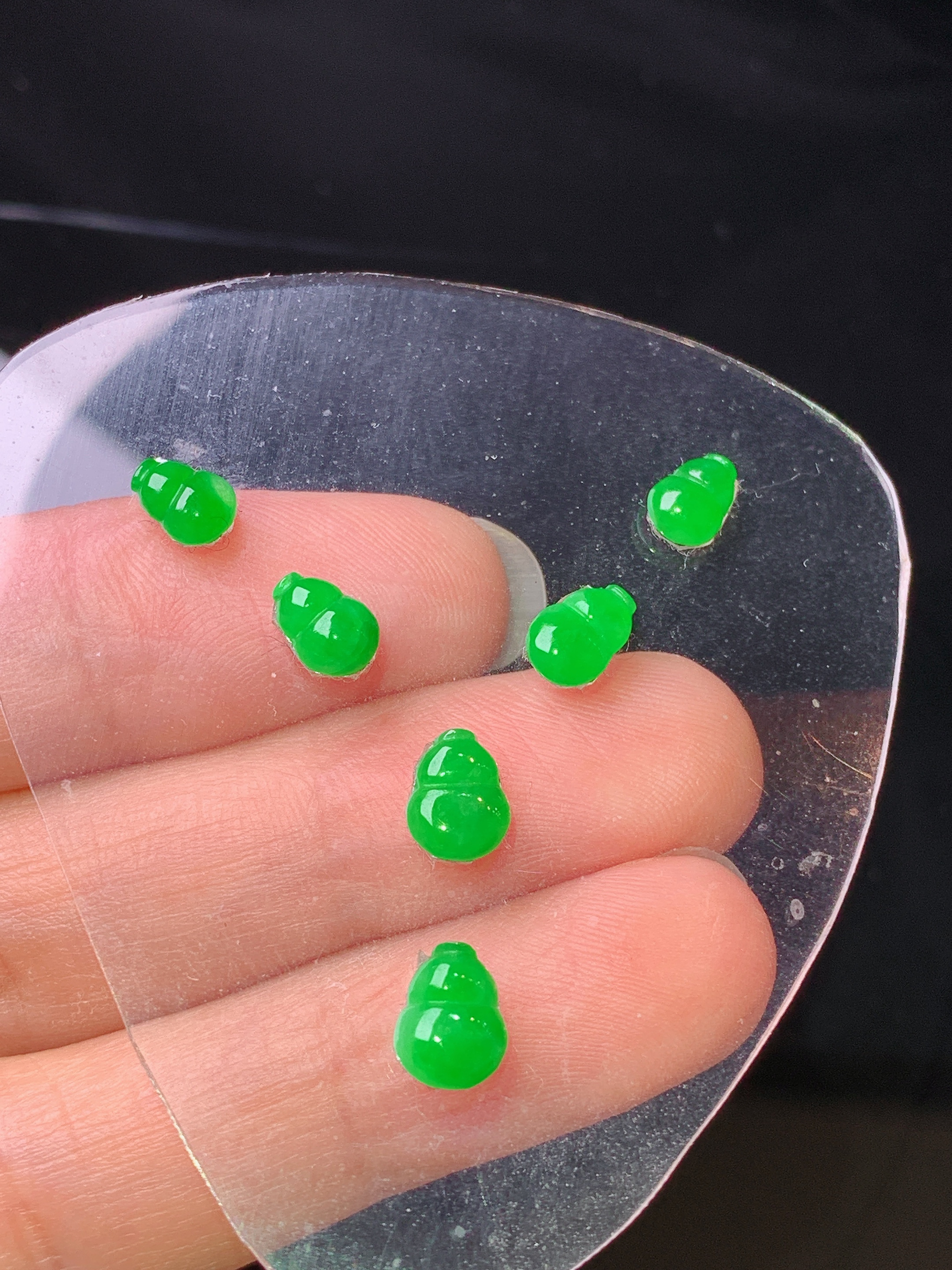 镶嵌款 满绿葫芦一手 玉质细腻 色泽艳丽清新 水润亮眼 整体尺寸7*5.5*2.2*2x