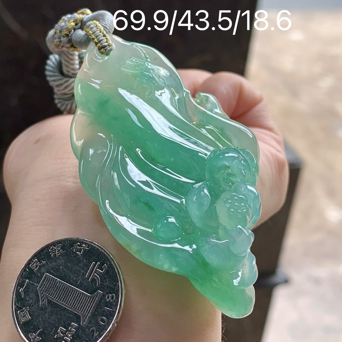 冰种果绿随形挂坠
种色俱佳 厚装品相好