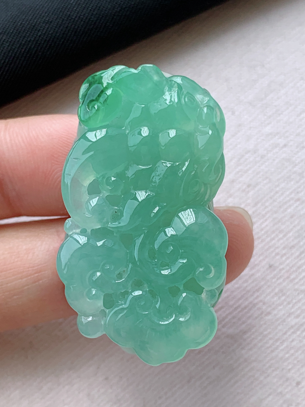 冰绿貔貅挂件
种色怡人，完美细腻莹润，佩戴清新优雅