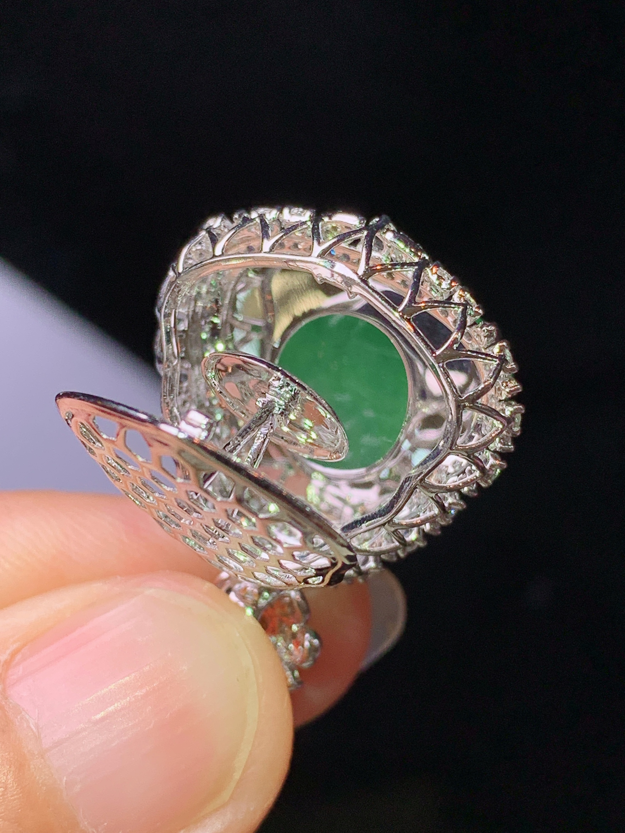 18k金钻镶嵌翠绿佛公吊坠 玉质细腻 色泽艳丽清新 水润亮眼 整体尺寸27.8*20.6*13.5k1