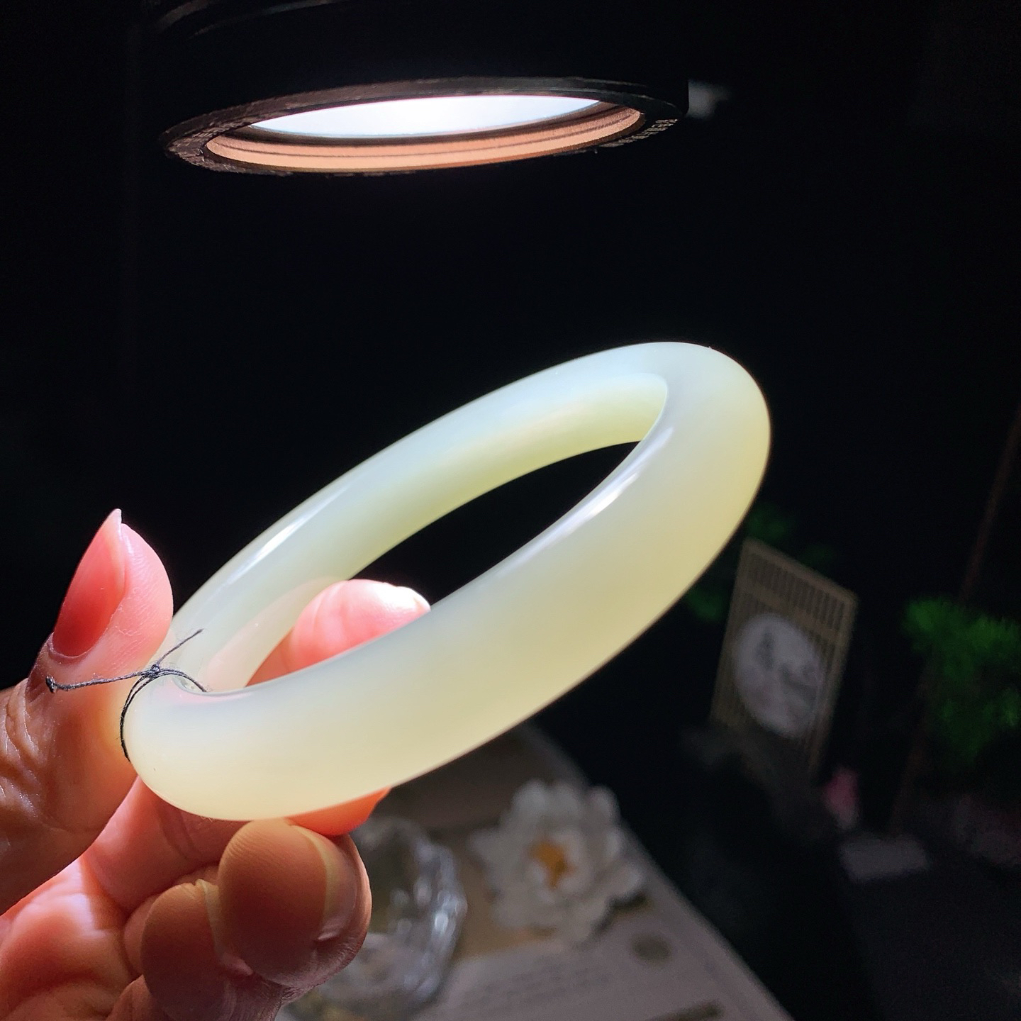 57圈口 和田玉清水手镯 57圈口条宽12厚9重49.8克！玉质细腻油润。手推出油。佩戴高端典雅。lt260401