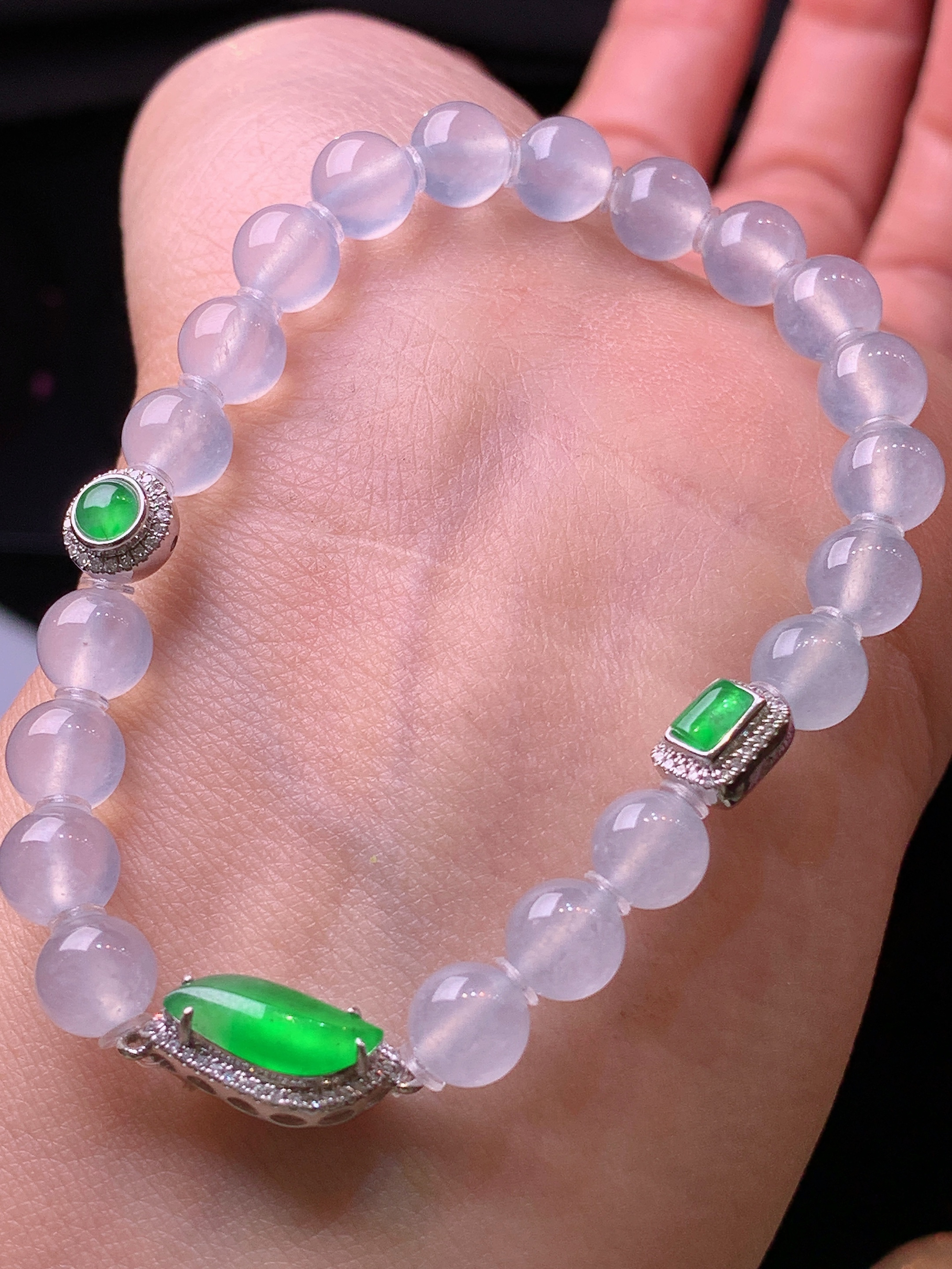 18k金钻镶嵌满绿随形搭配冰种圆珠手链 玉质细腻 色泽艳丽清新 水润亮眼 整体尺寸11.5*5*2.