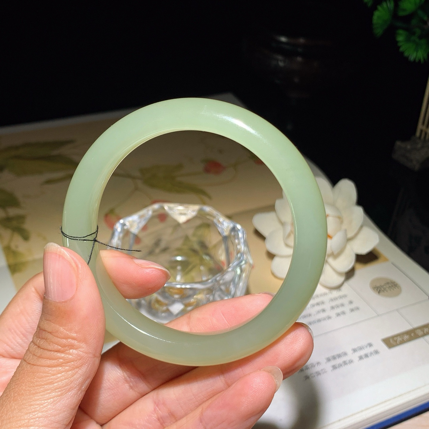 57圈口 和田玉清水手镯 57圈口条宽12厚9重49.8克！玉质细腻油润。手推出油。佩戴高端典雅。lt260401