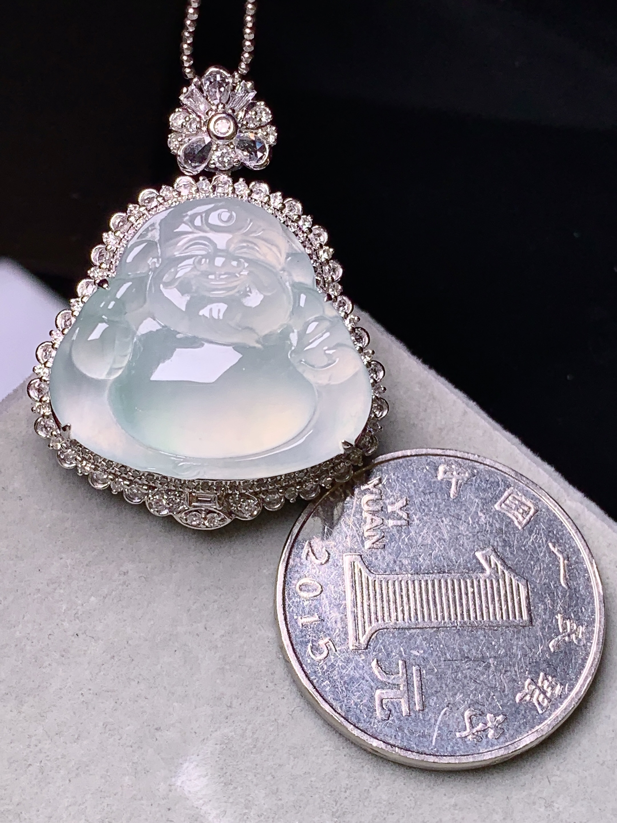 18k金钻镶嵌冰种财神吊坠 玉质细腻 色泽艳丽清新 水润亮眼 整体尺寸34.8*27.2*13.8g2