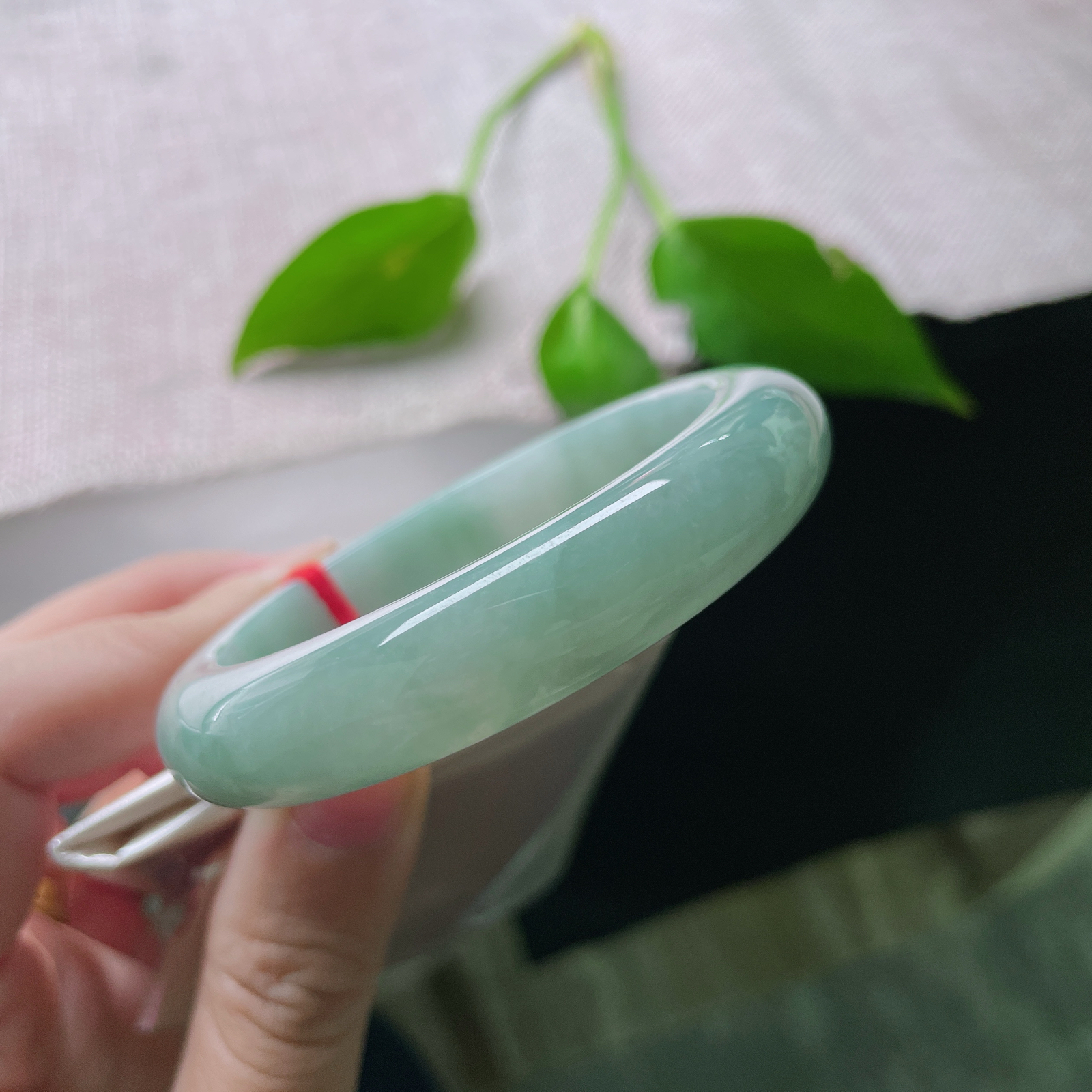 53.2/11.9/8.2，蓝底正圈，水润细腻，种老，玉暖人心，美不自知。棉线