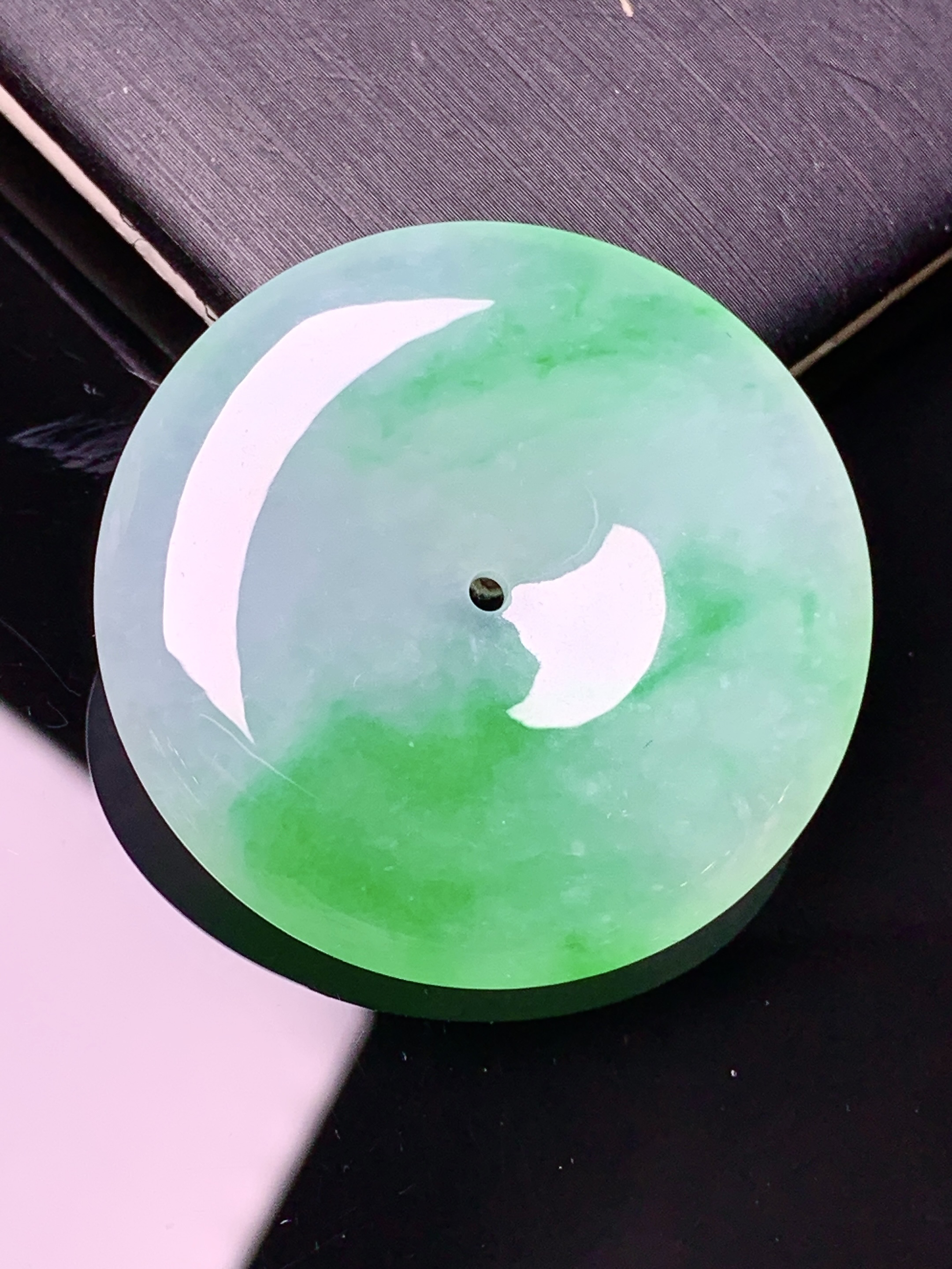 飘绿平安扣吊坠 玉质细腻 色泽艳丽清新 水润亮眼 整体尺寸34*6x1