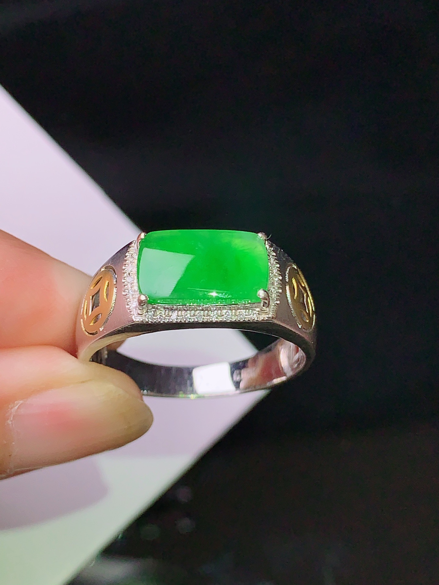 18k金钻镶嵌翠绿马鞍戒指 玉质细腻 色泽清新艳丽 圈口18.5 裸石尺寸6*10.2*2yz