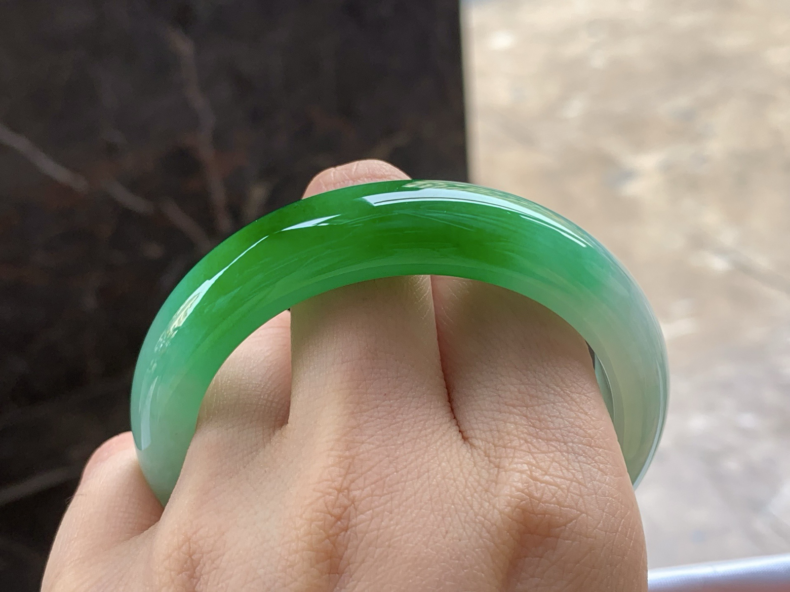 辣绿手镯
颜色漂亮 55.7/13/8.7mm