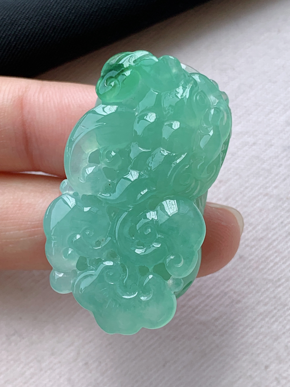 冰绿貔貅挂件
种色怡人，完美细腻莹润，佩戴清新优雅