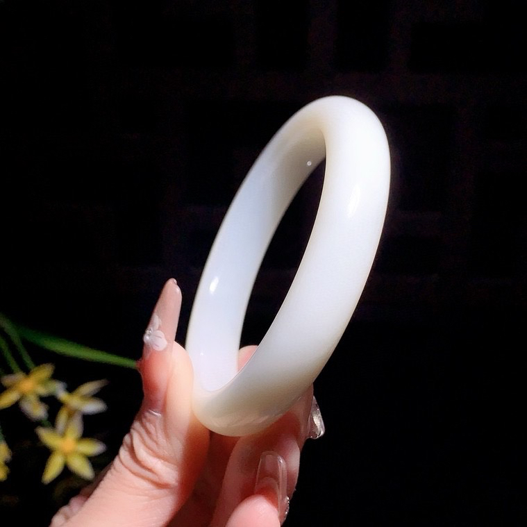 和田玉58圈口白玉手镯！玉质细腻油润 底色纯净 无裂无杂 脂粉好，品质高