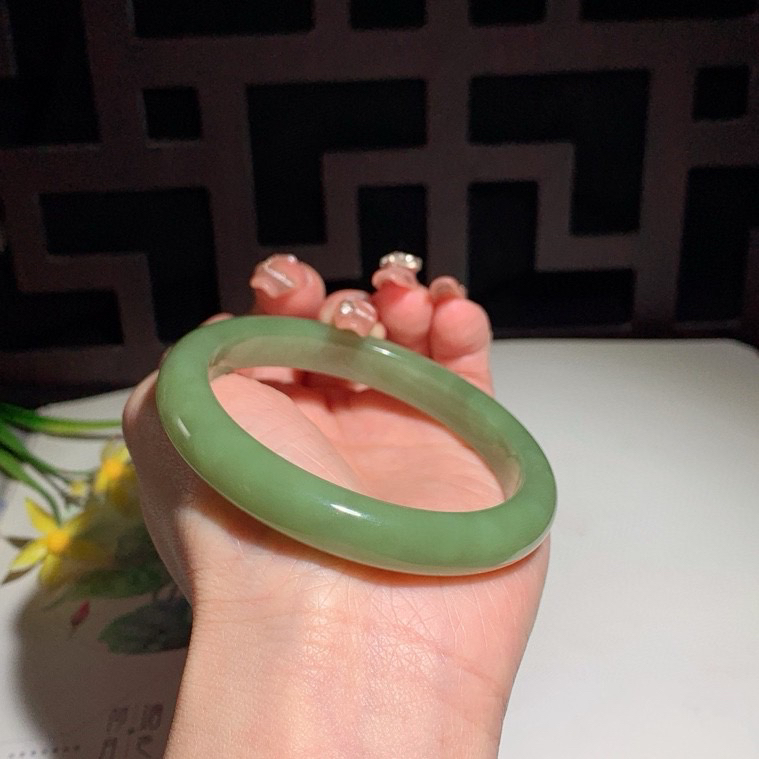 和田玉60圈口黄口料手镯！玉质细腻油润 底色纯净 无裂无黑 脂粉好，品质好！