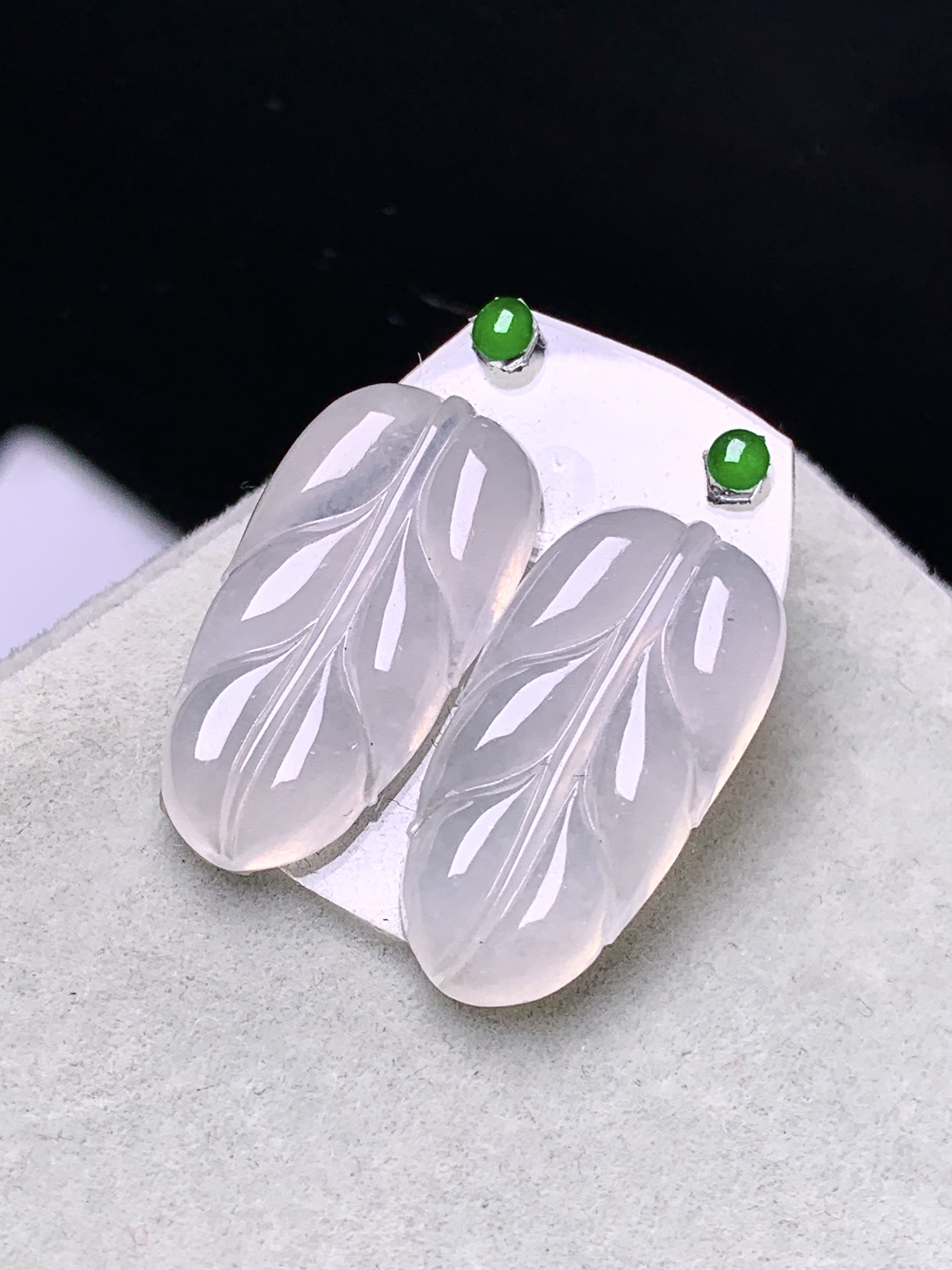 镶嵌款 冰种树叶吊坠 玉质细腻 色泽艳丽清新 水润亮眼 整体尺寸21.8*10.8*3*2x