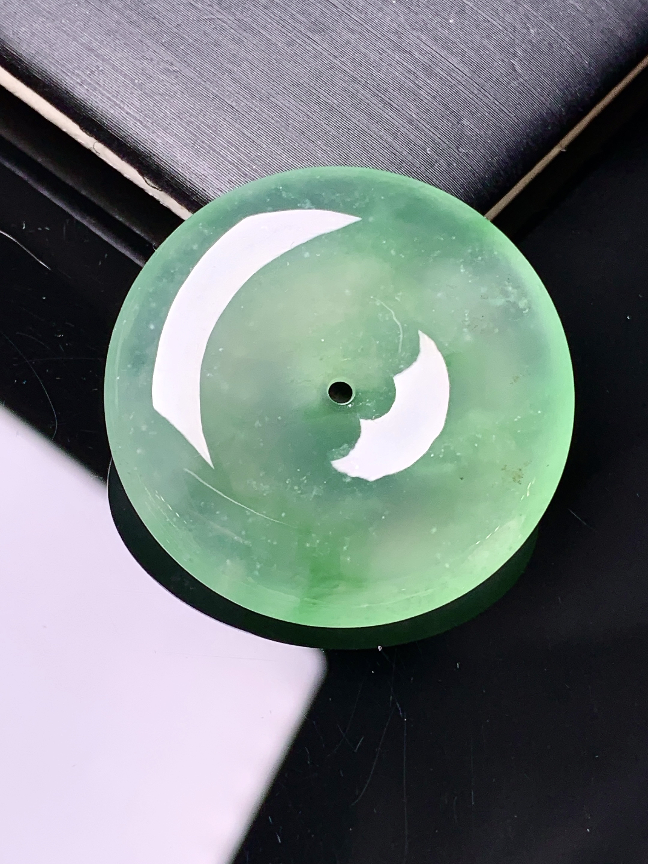 冰种翠绿平安扣吊坠 玉质细腻 色泽艳丽清新 水润亮眼 整体尺寸30.2*6b12