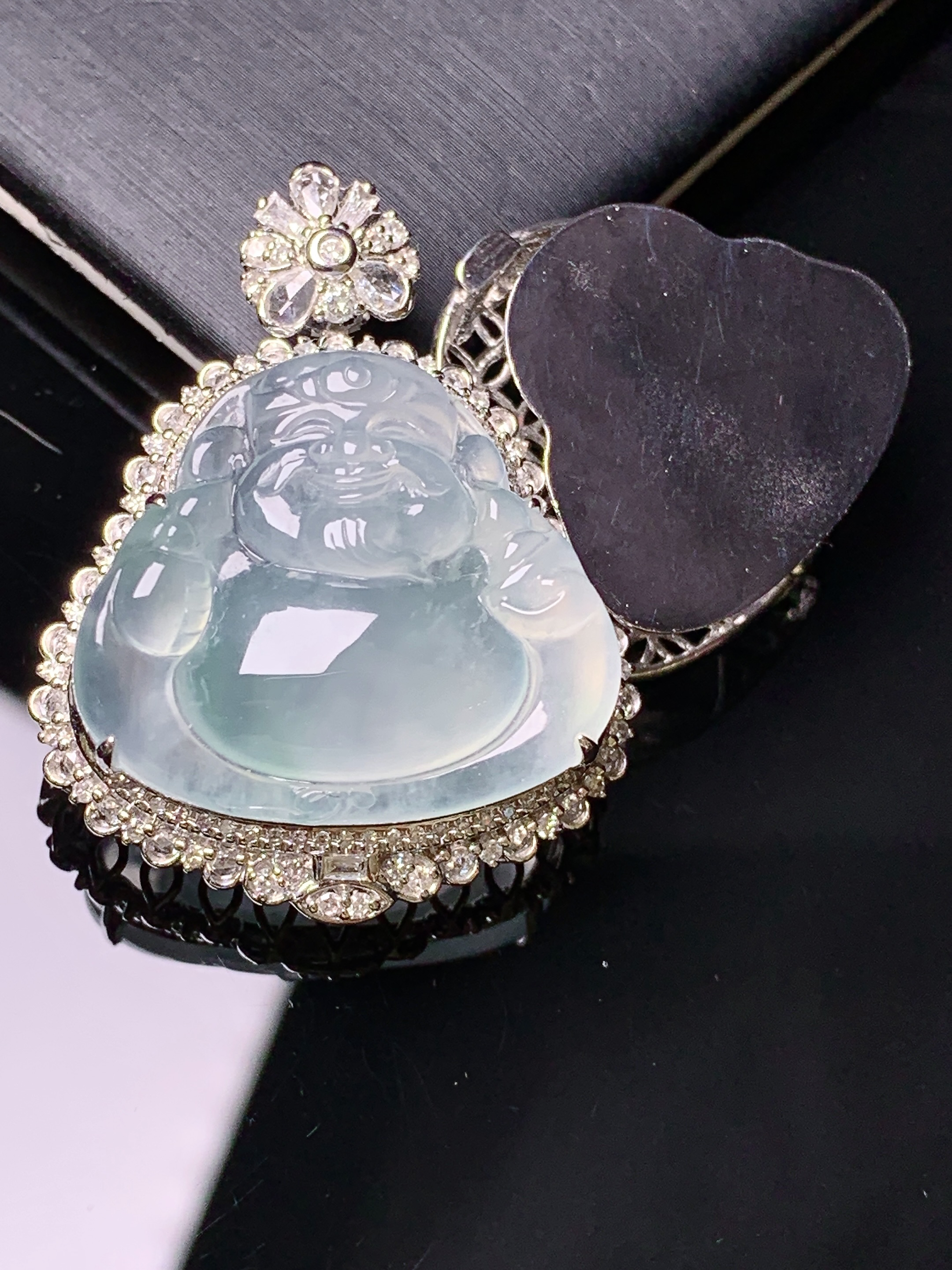 18k金钻镶嵌冰种财神吊坠 玉质细腻 色泽艳丽清新 水润亮眼 整体尺寸34.8*27.2*13.8g2